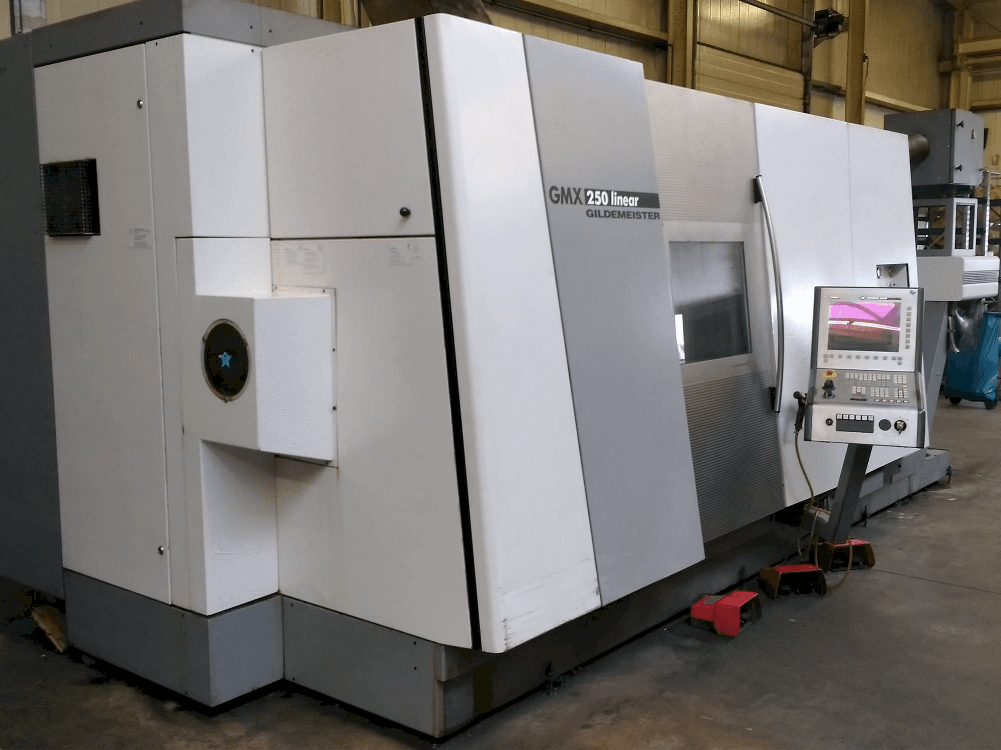 Frontansicht der Gildemeister GMX 250 linear Maschine