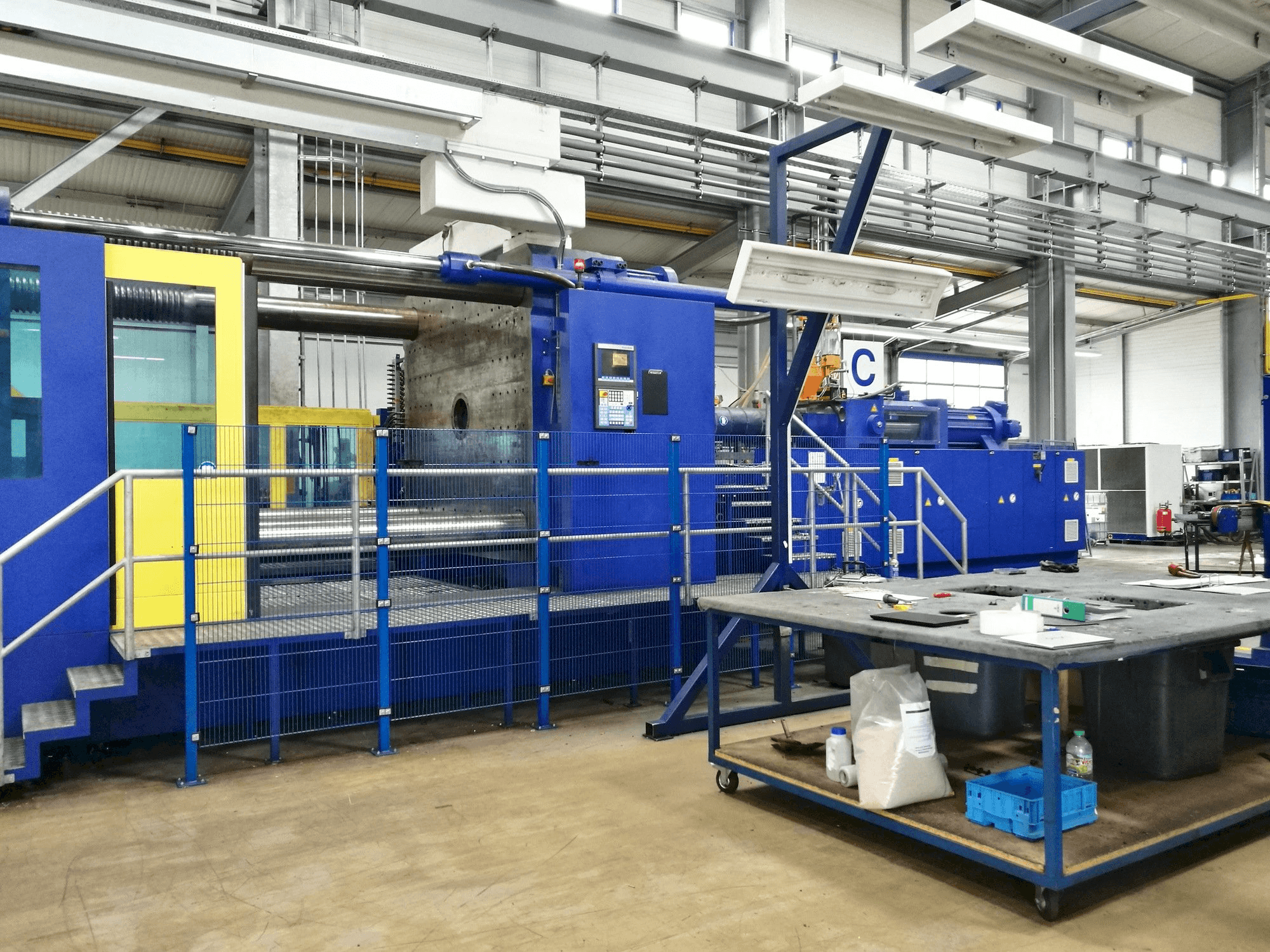 Frontansicht der Krauss Maffei 2300-12000 MX Maschine