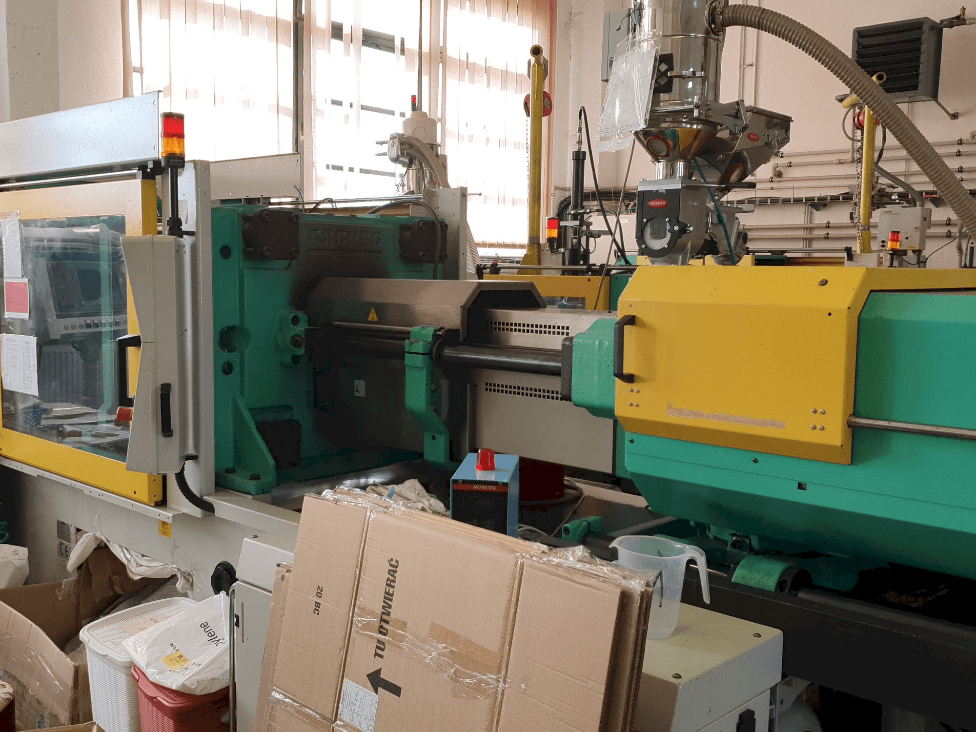 Frontansicht der Arburg 570C 2200 - 1300 Maschine