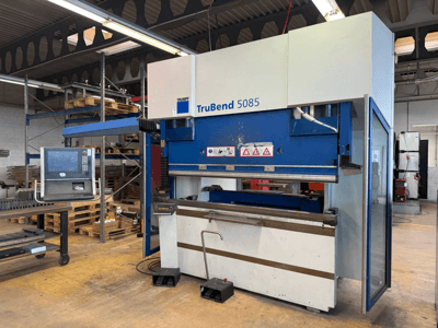 TRUMPF TruBend 5085 Abkantpresse in einer Werkstatt; Vorderansicht mit Bedienfeld und Biegebereich.