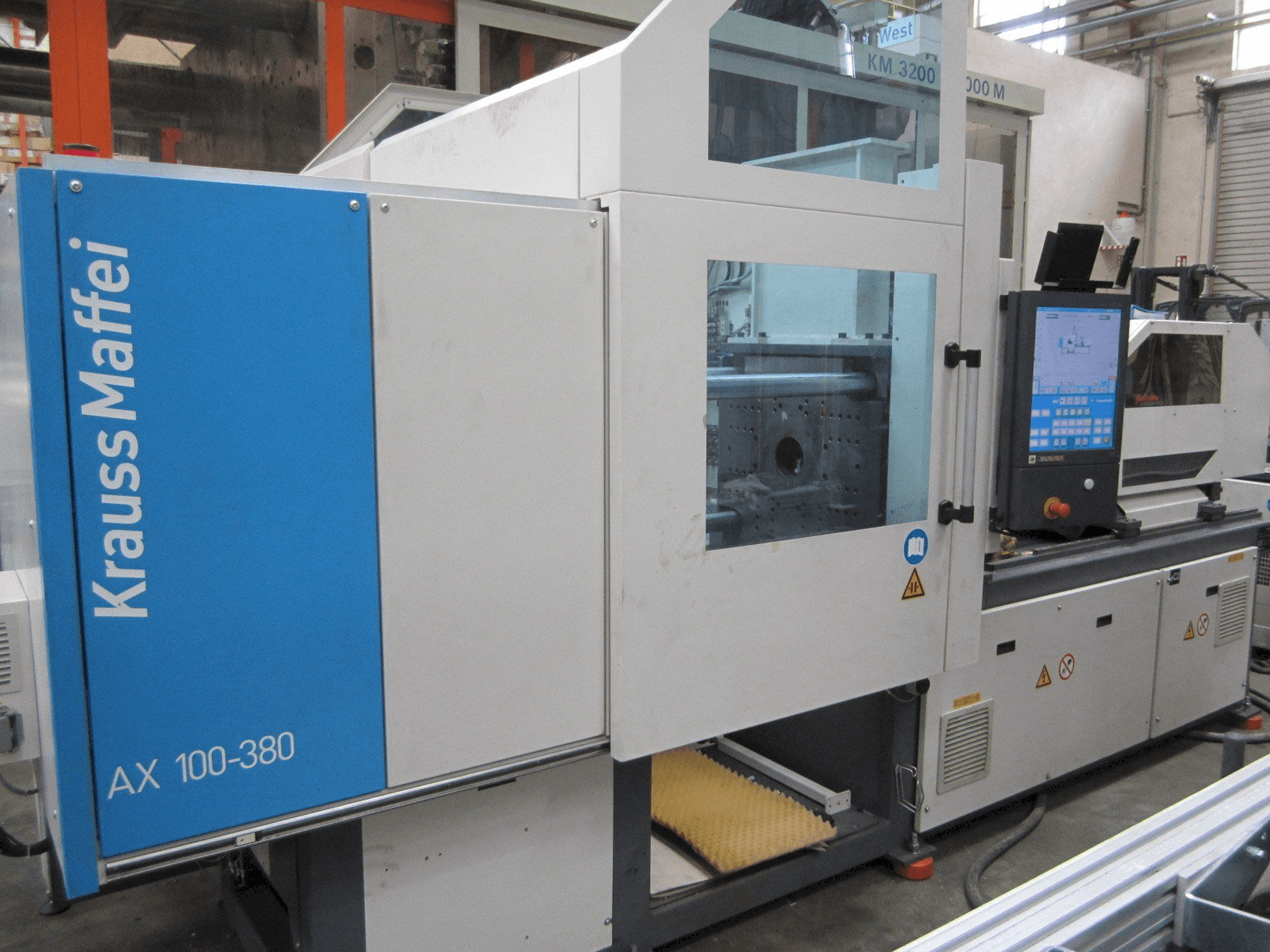 Frontansicht der Krauss Maffei 100-380 AX Maschine