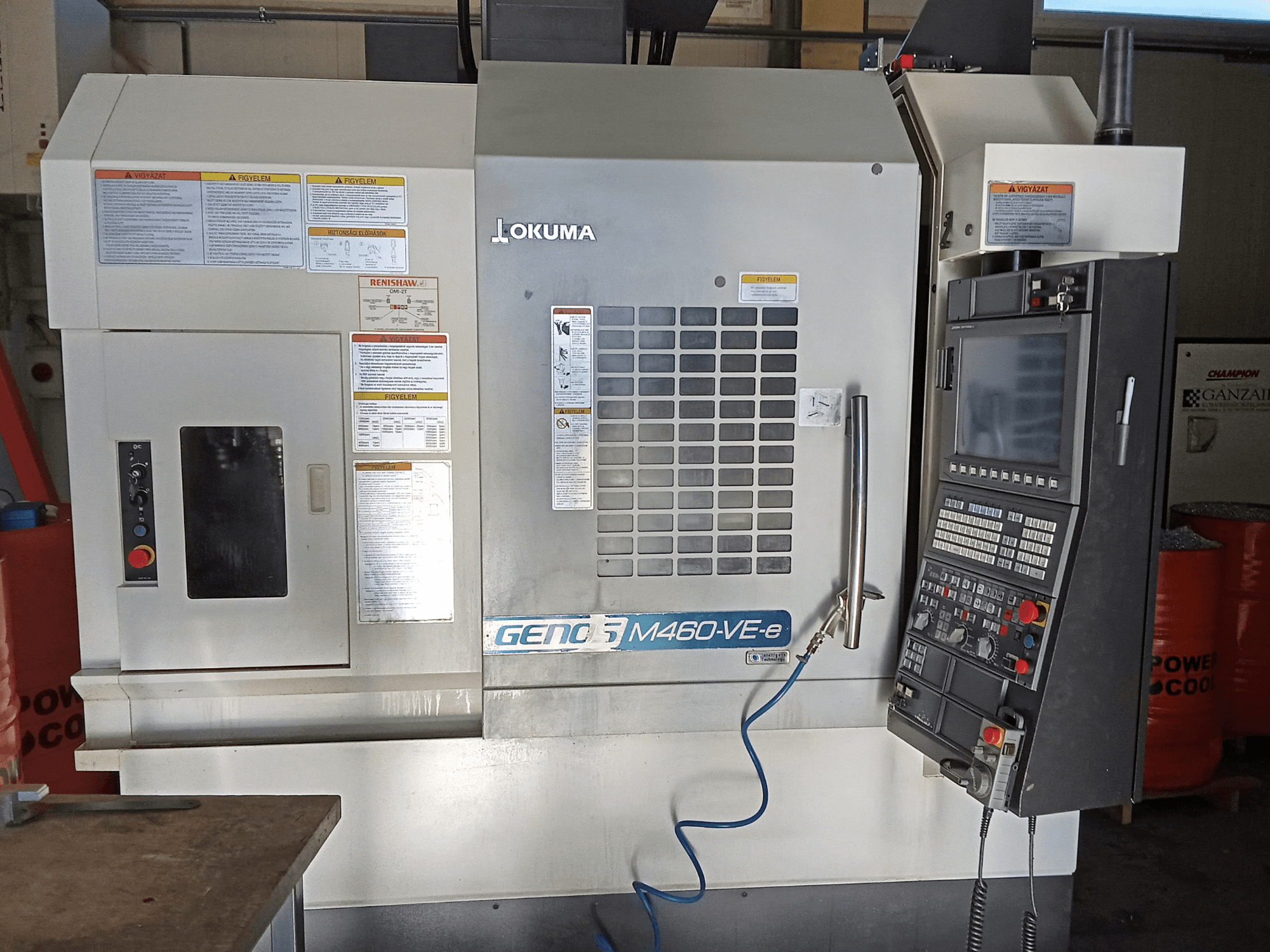 Okuma M460R-VE Vertikal-Bearbeitungszentrum, Vorderansicht, mit Bedienfeld und Details der Bedienoberfläche.