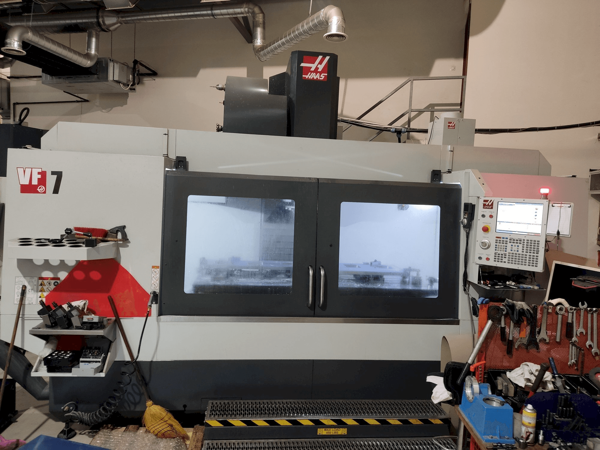 Frontansicht der HAAS VF-7 Maschine