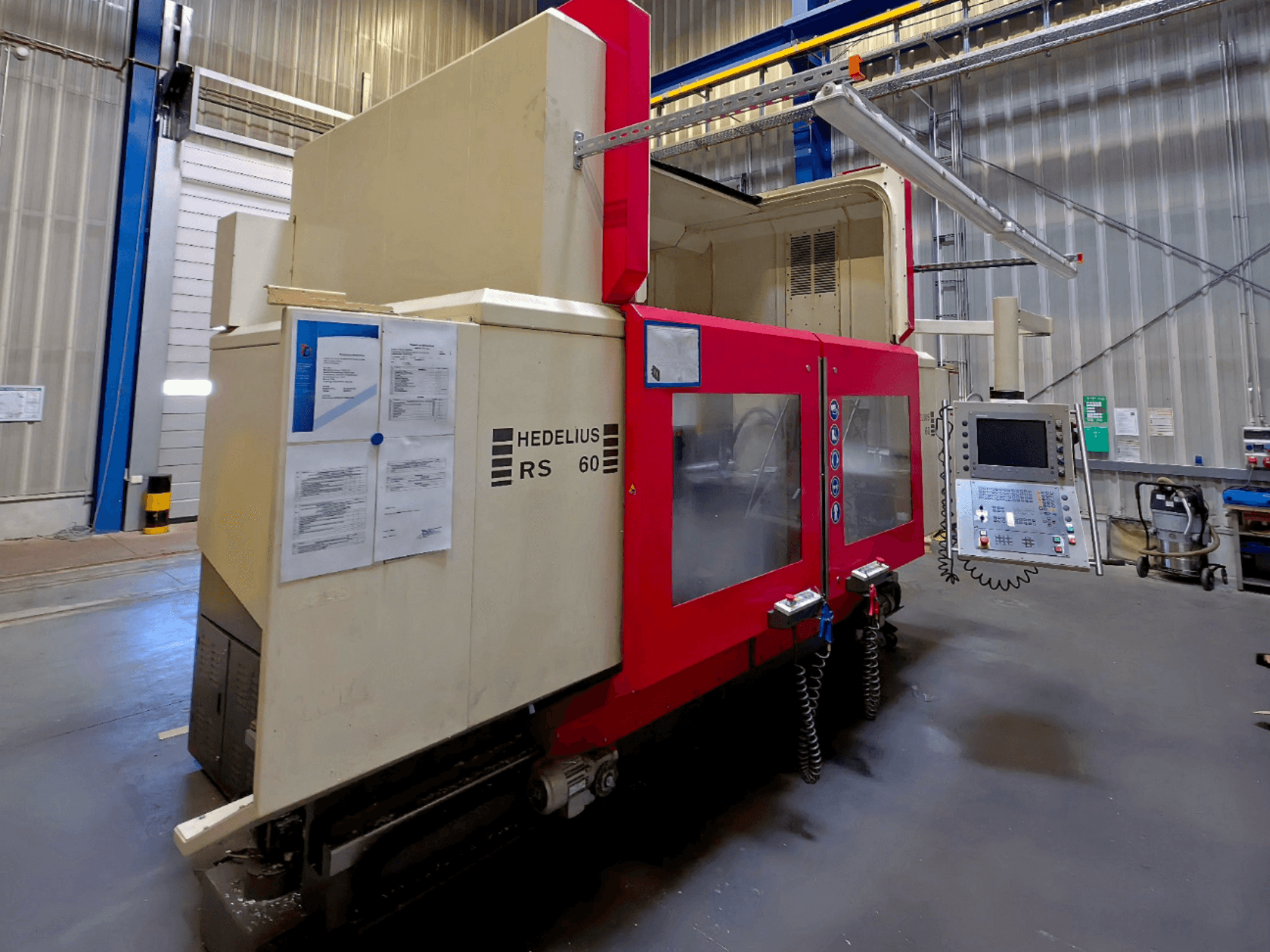 HEDELIUS RS 60 K - 2000 vertikales Bearbeitungszentrum, Seitenansicht, Bedienfeld und Sicherheitshinweise sichtbar.