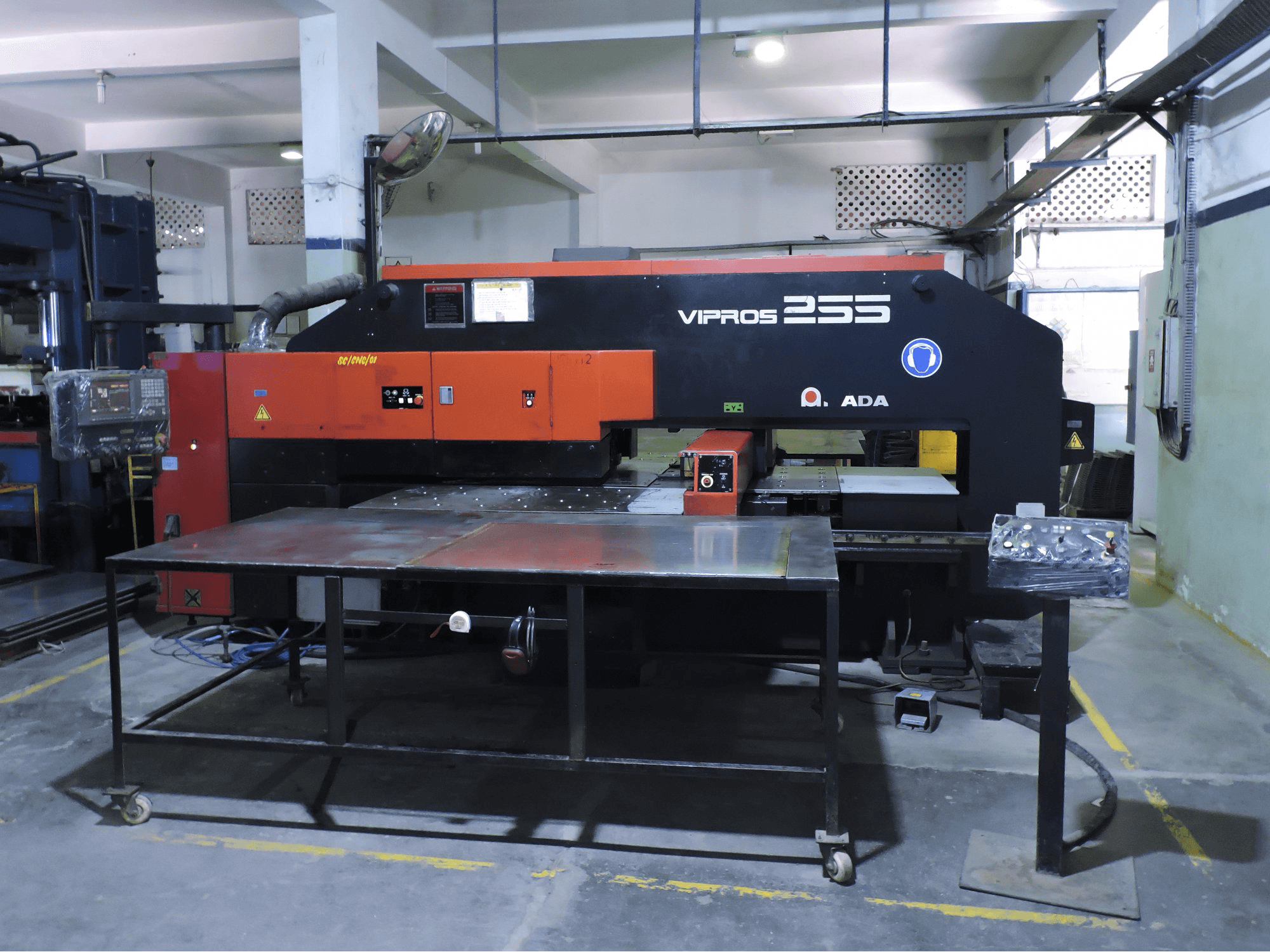 Frontansicht der AMADA Vipros 255 Maschine