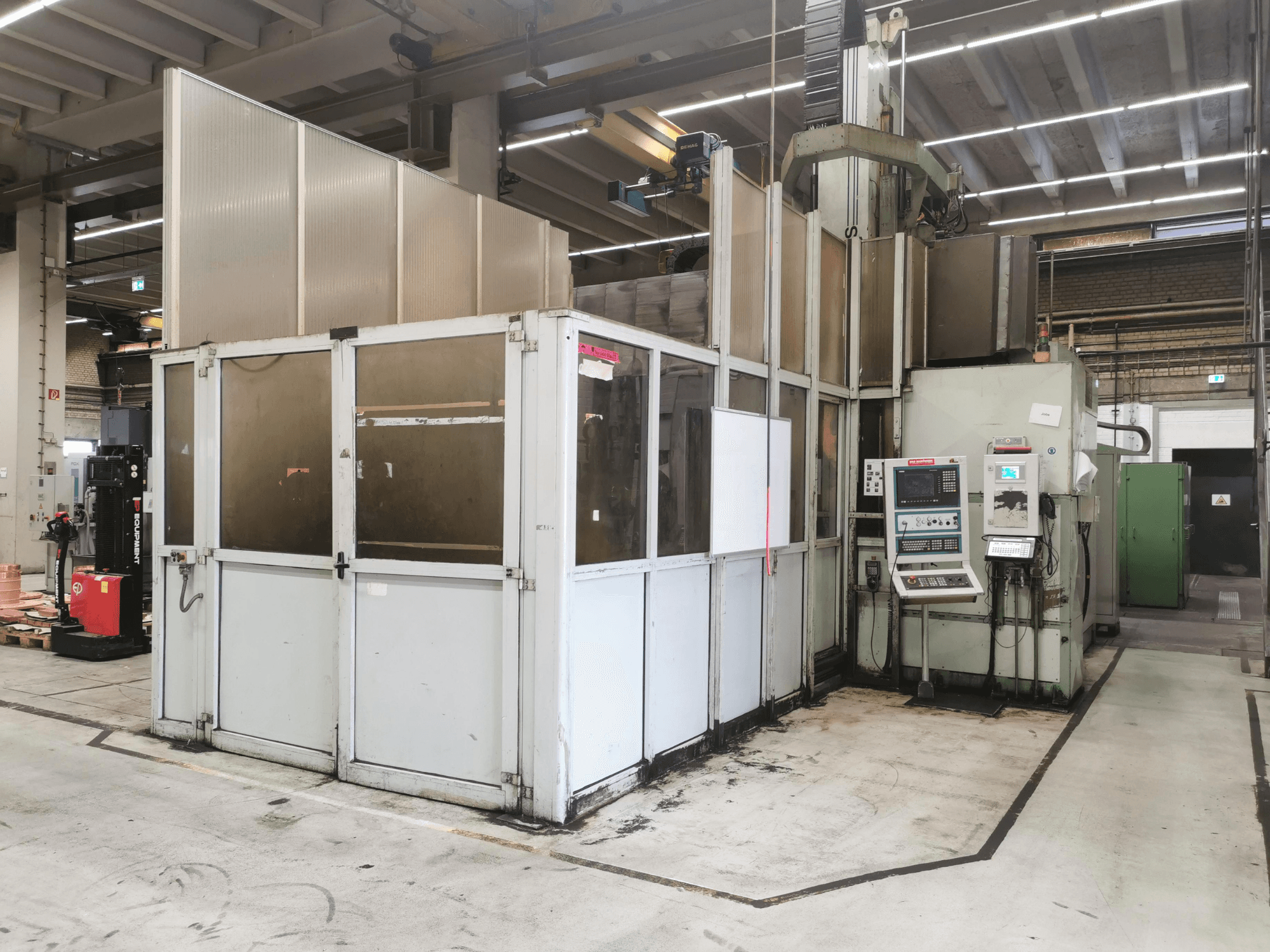 Portalfräsmaschine JOBS Jomach 241, Vorderansicht, mit Darstellung der Maschinensteuerung und der Schutzvorrichtung in einer Fabrikumgebung.