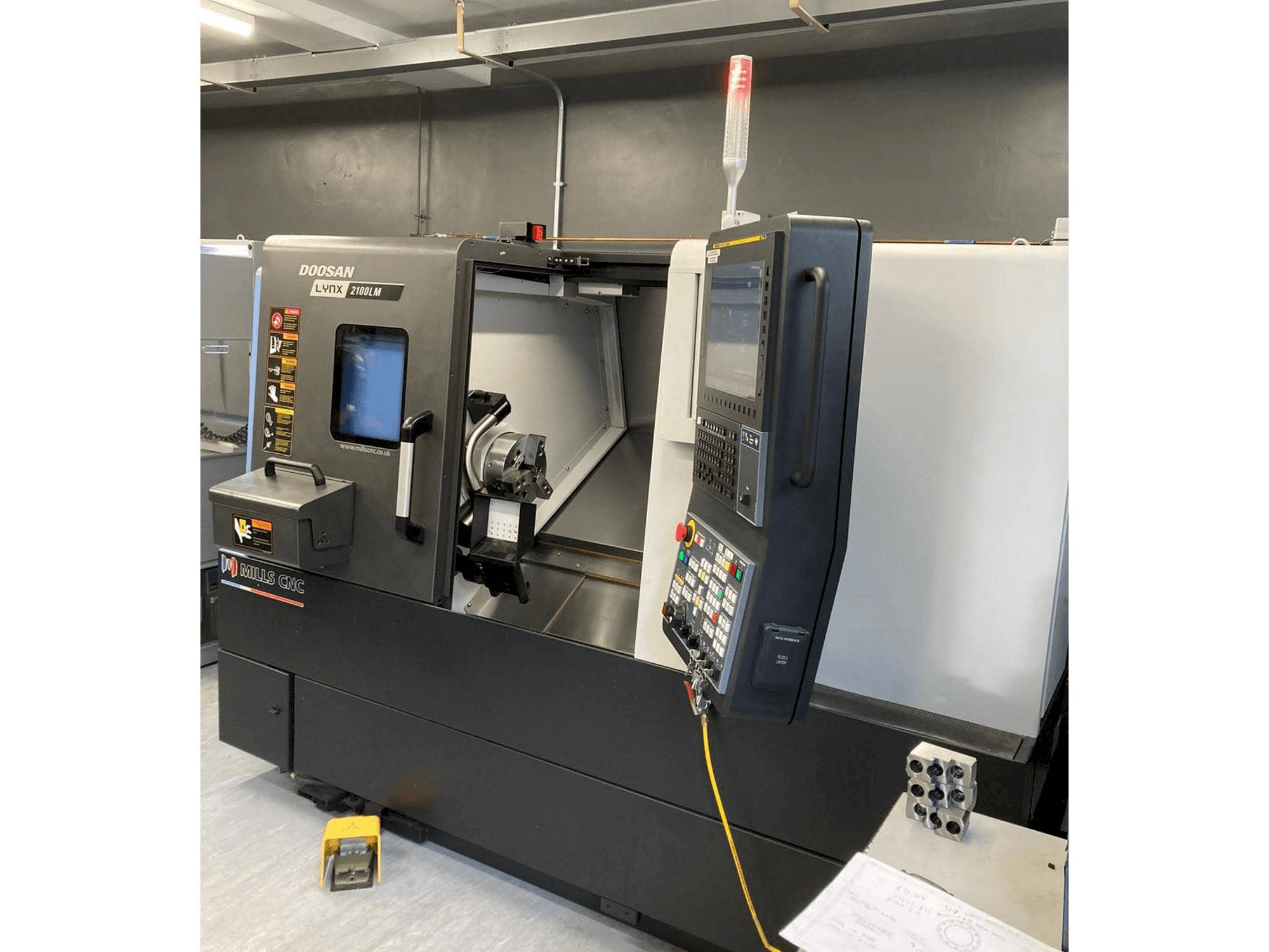 Frontansicht der Doosan Lynx 2100 LMB Maschine