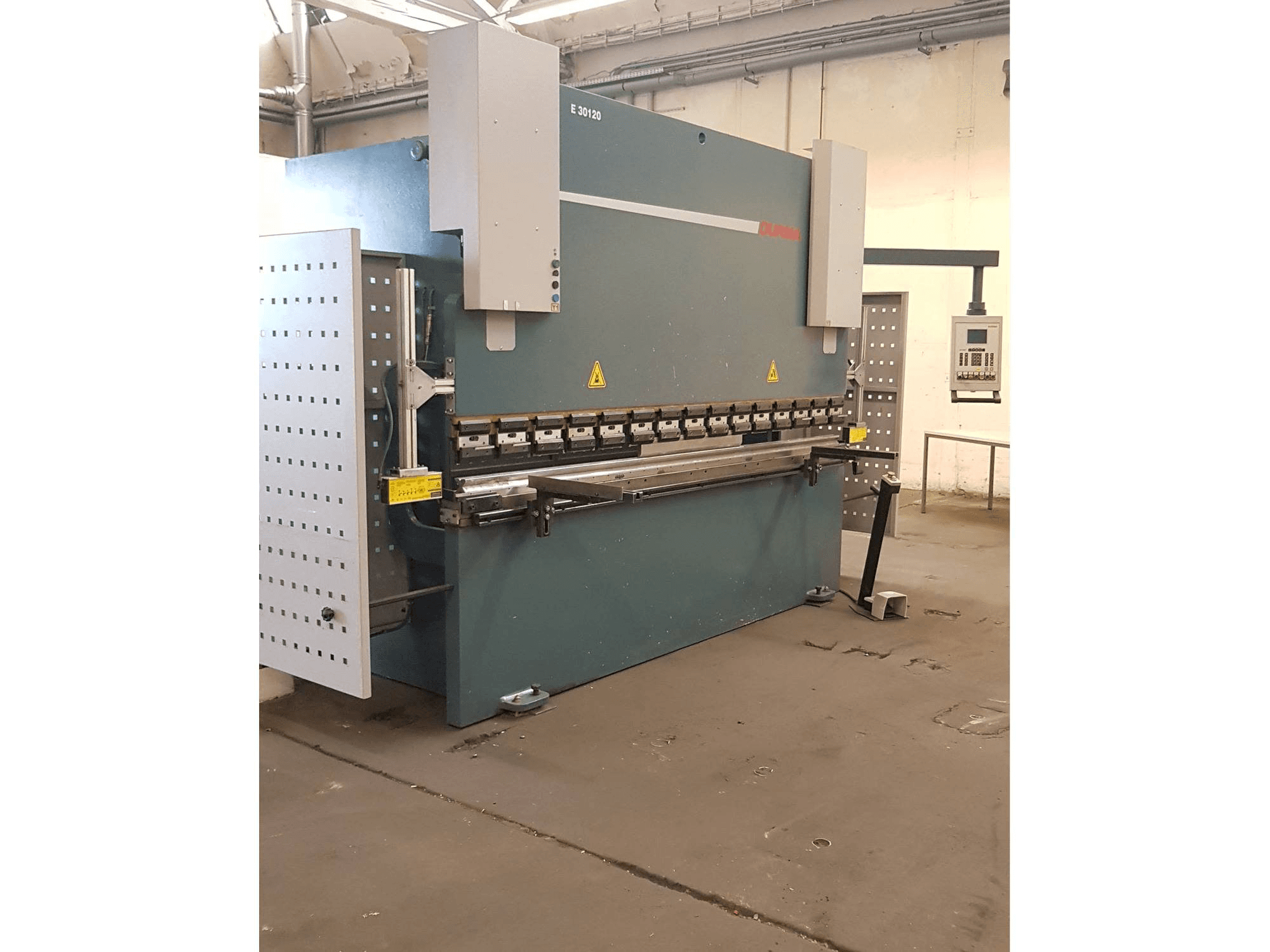 Frontansicht der Dumazlar E 30120 Maschine