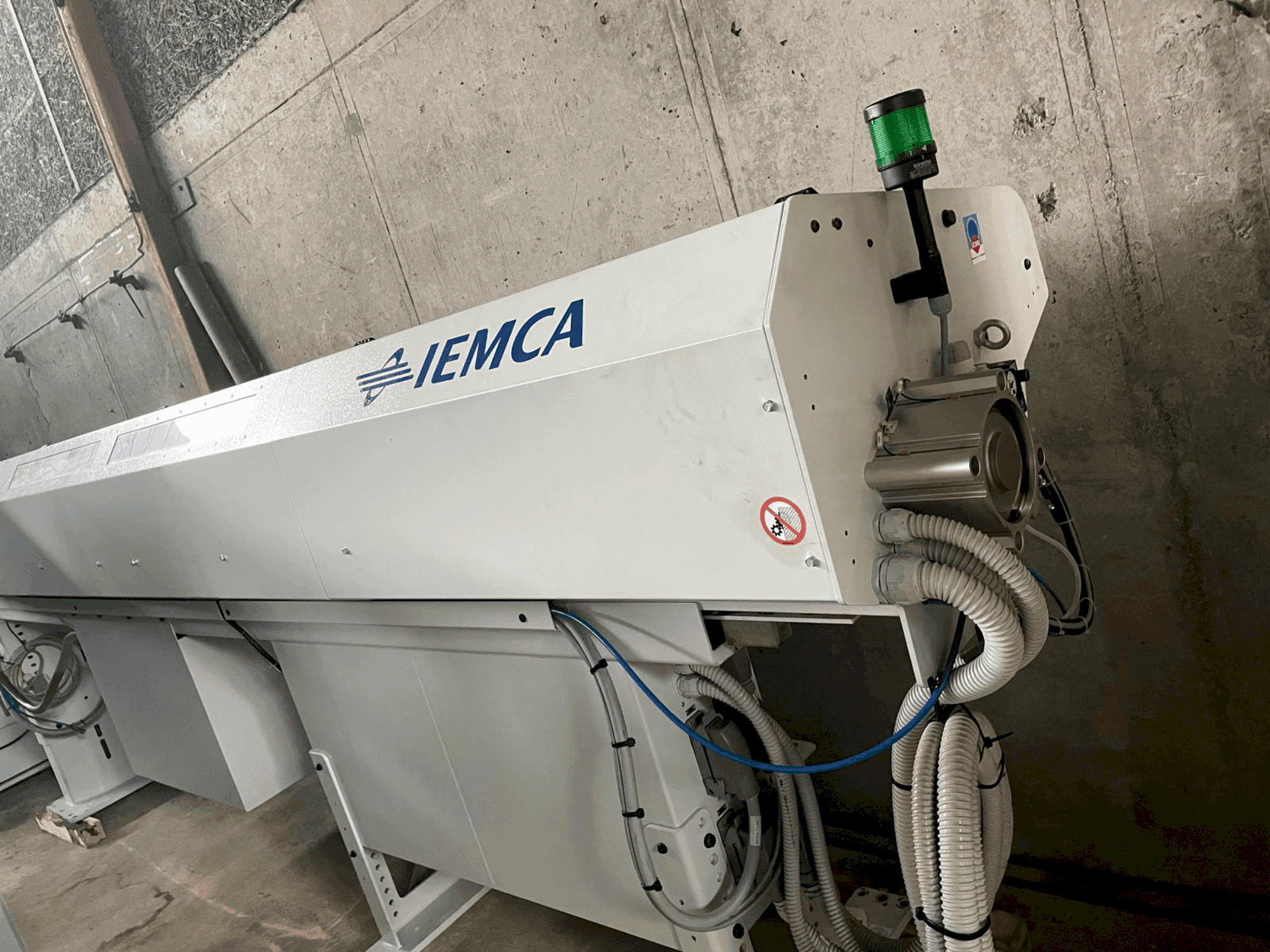 Frontansicht der IEMCA Master 80 Maschine
