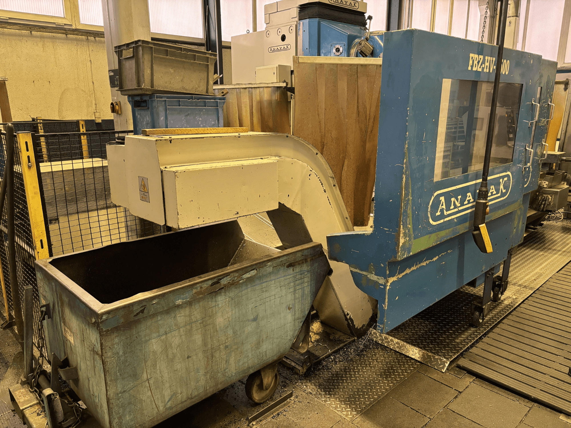 Bettfräsmaschine ANAYAK FBZ-HV-2500 in einer Werkstatt, Vorderansicht mit Bedienfeld und Zubehörbehältern.