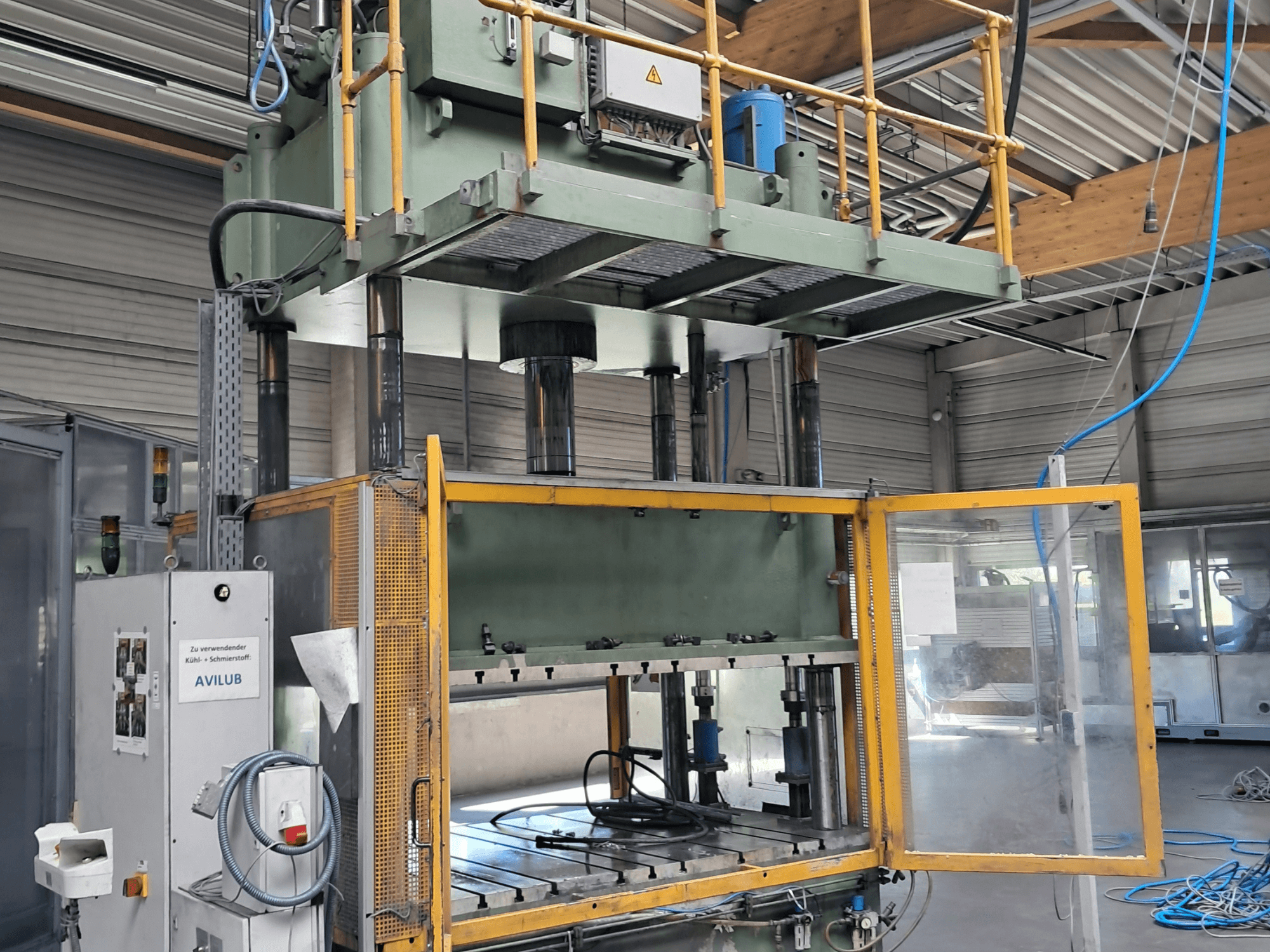 Metallpresse HS 4 160 von „Other“, Vorderansicht, mit geöffneter Tür, mit sichtbaren Hydraulikzylindern und Bedienfeld.