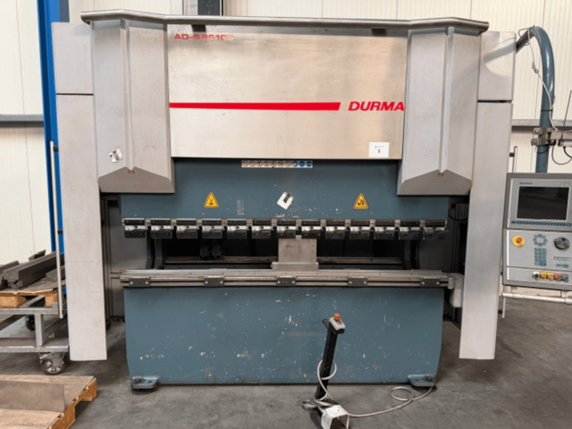 Durma ADS 25100 Abkantpresse – Vorderansicht mit Bedienfeld, mit den Biegewerkzeugen und Sicherheitshinweisen.