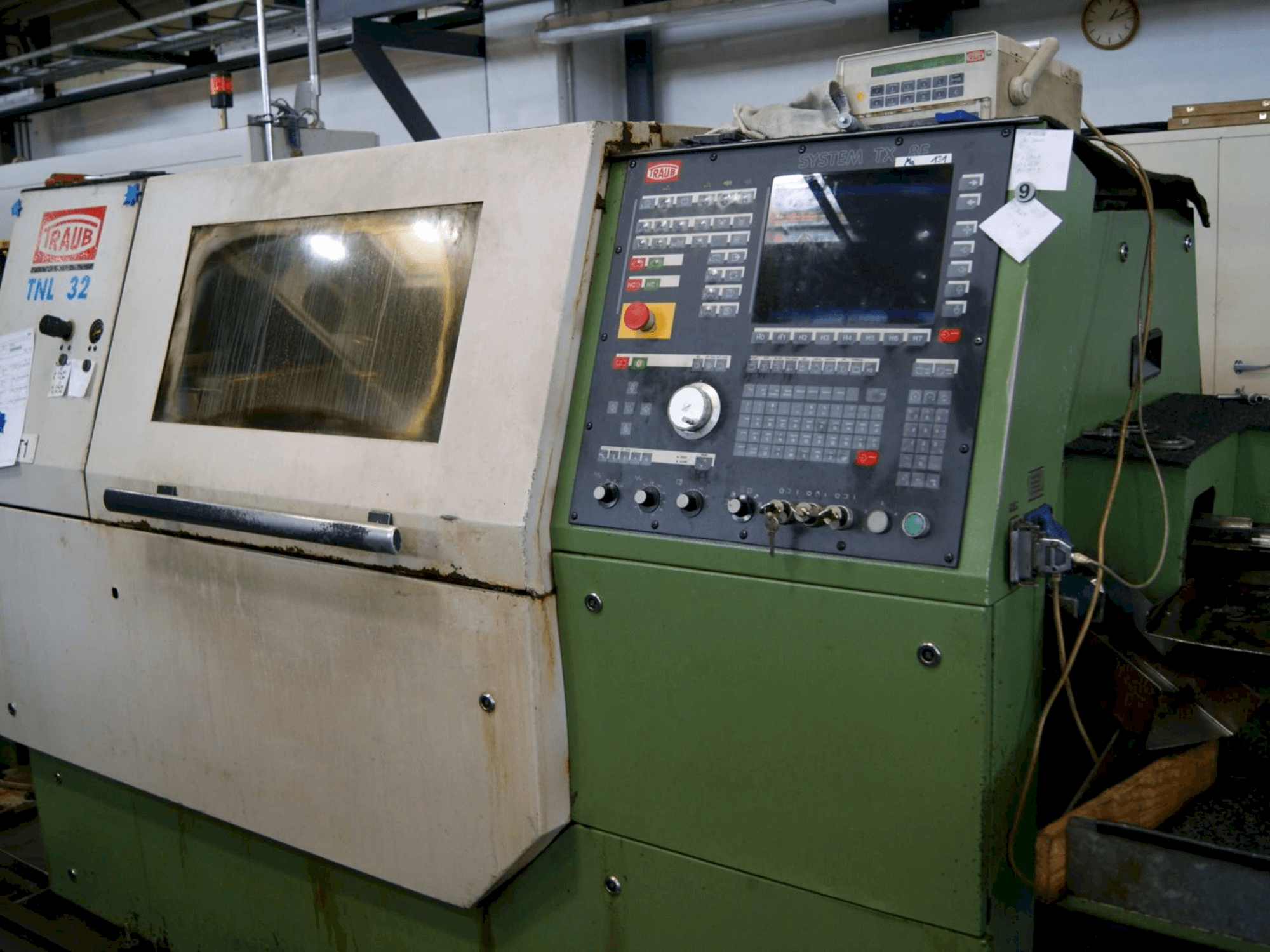 Frontansicht der TRAUB TNL 32G Maschine