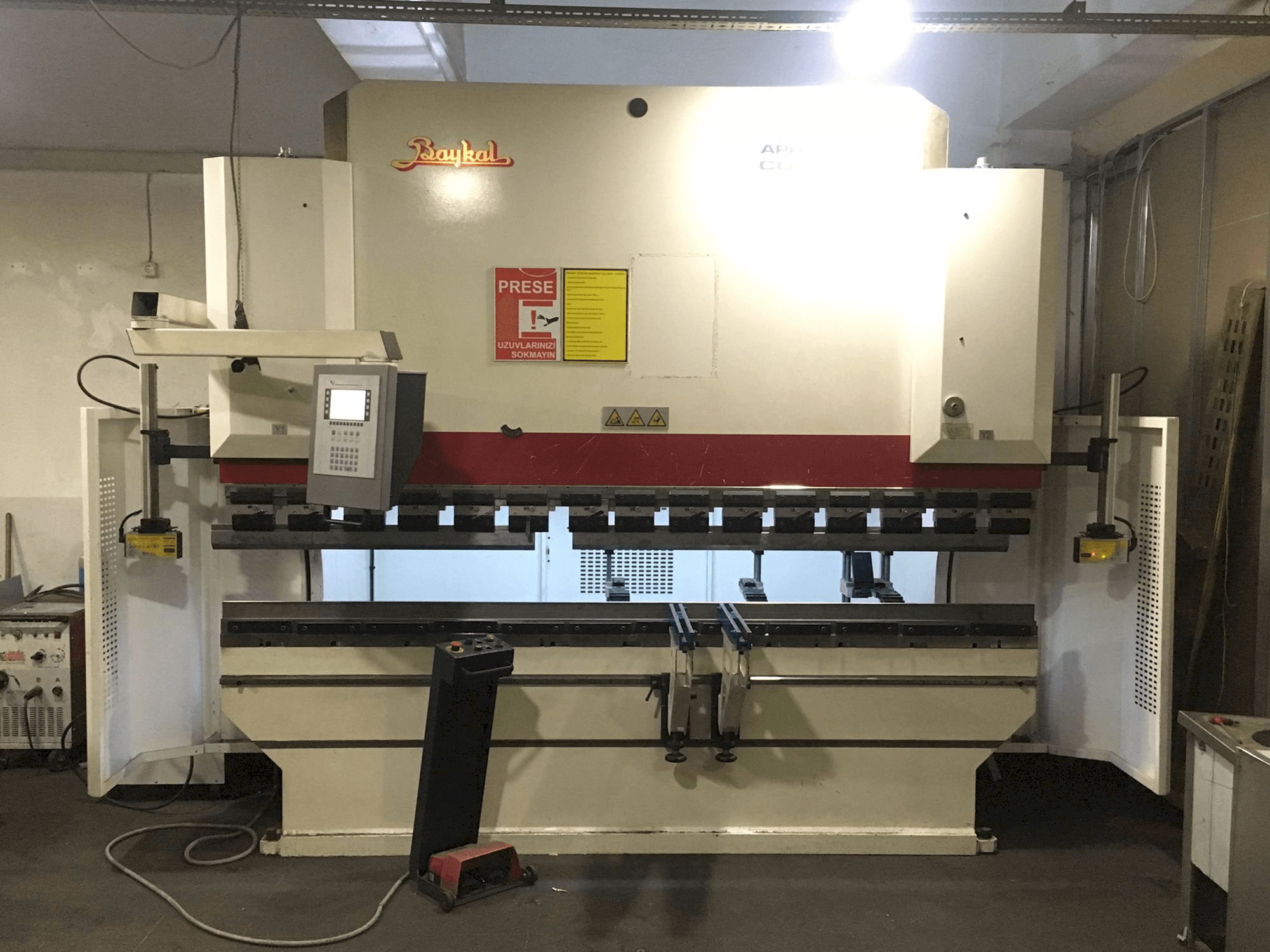 Frontansicht der Baykal APHS 31120 Maschine