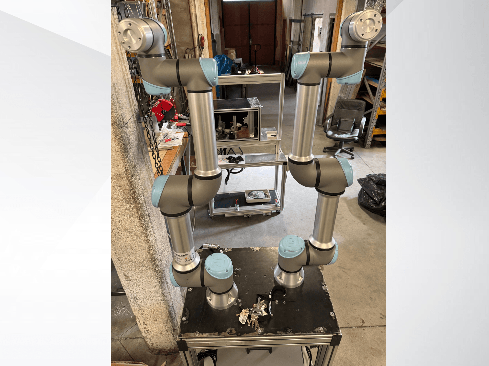 Der Roboterarm UR5e von Universal Robots in der Draufsicht, mit seiner mehrgelenkigen Aluminiumkonstruktion und den graublauen Gelenken.
