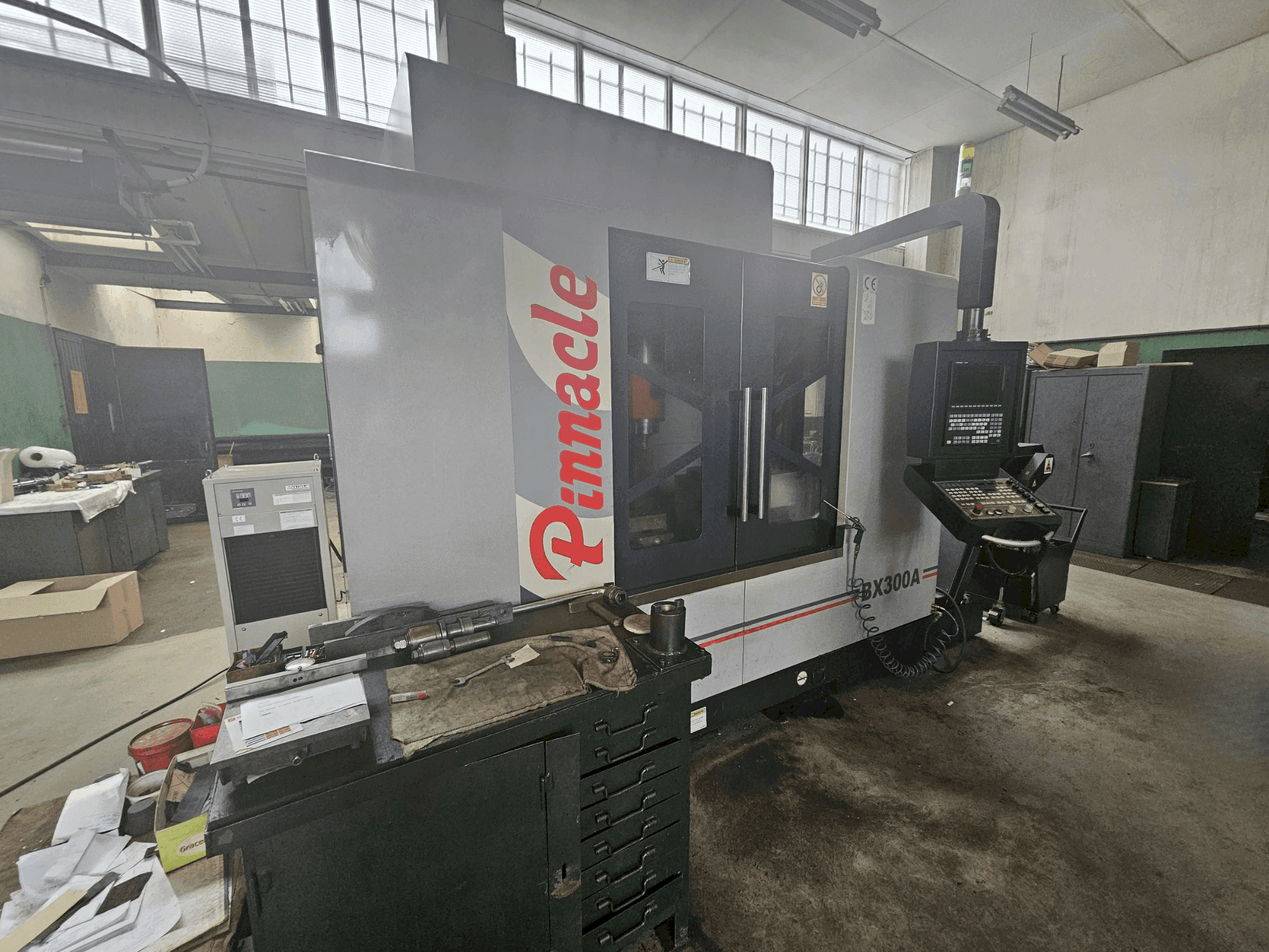 Frontansicht der Pinnacle BX300A Maschine