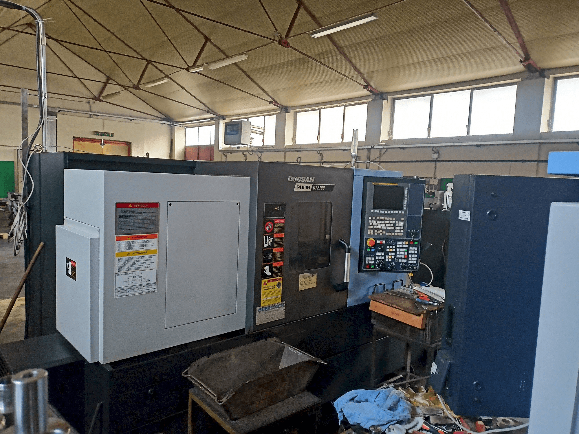 Frontansicht der DOOSAN Puma GT2100 Maschine