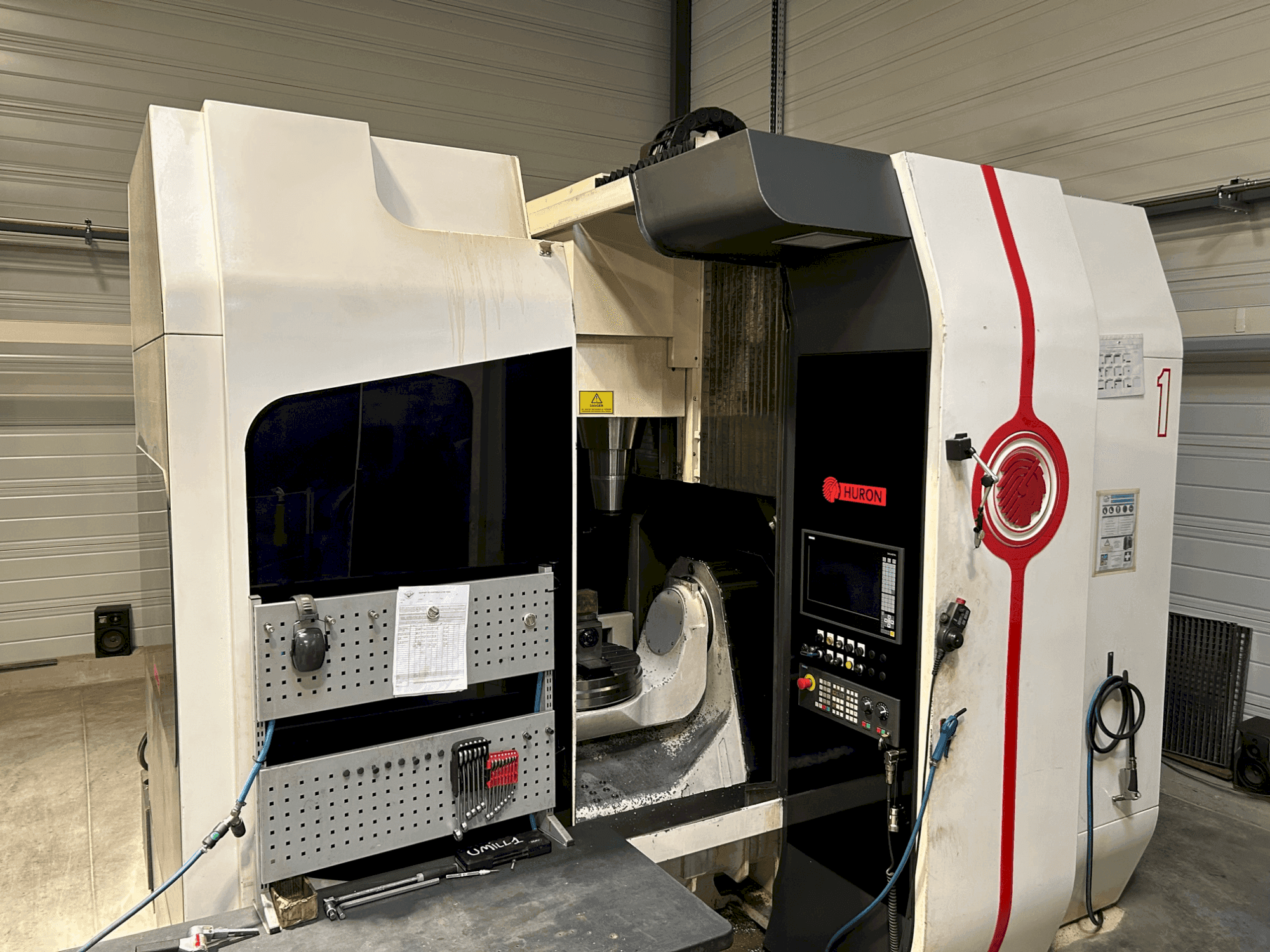 Frontansicht der Huron UMILL 6 Maschine