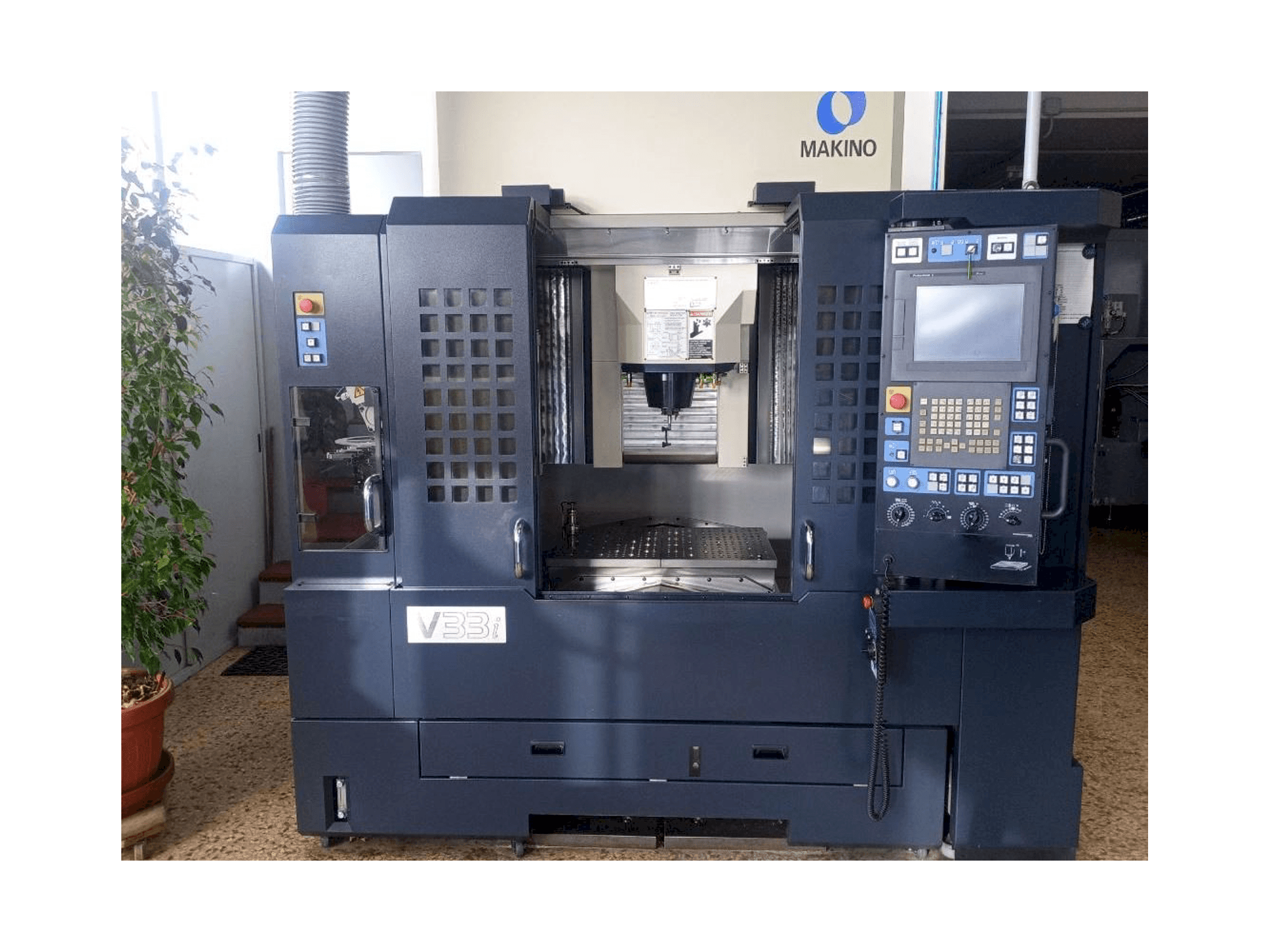 Frontansicht der Makino V33i A15F Maschine