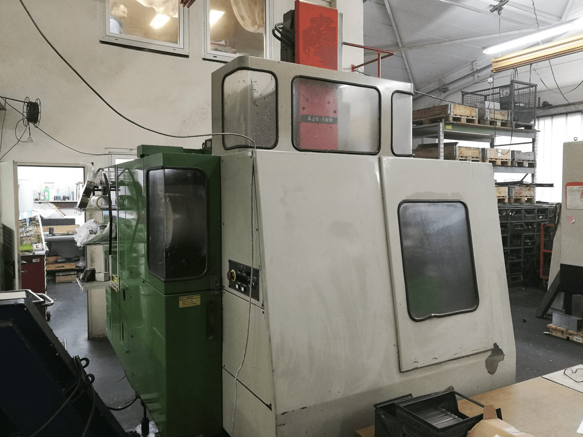 Linke Ansicht der Mazak AJV-18N Maschine
