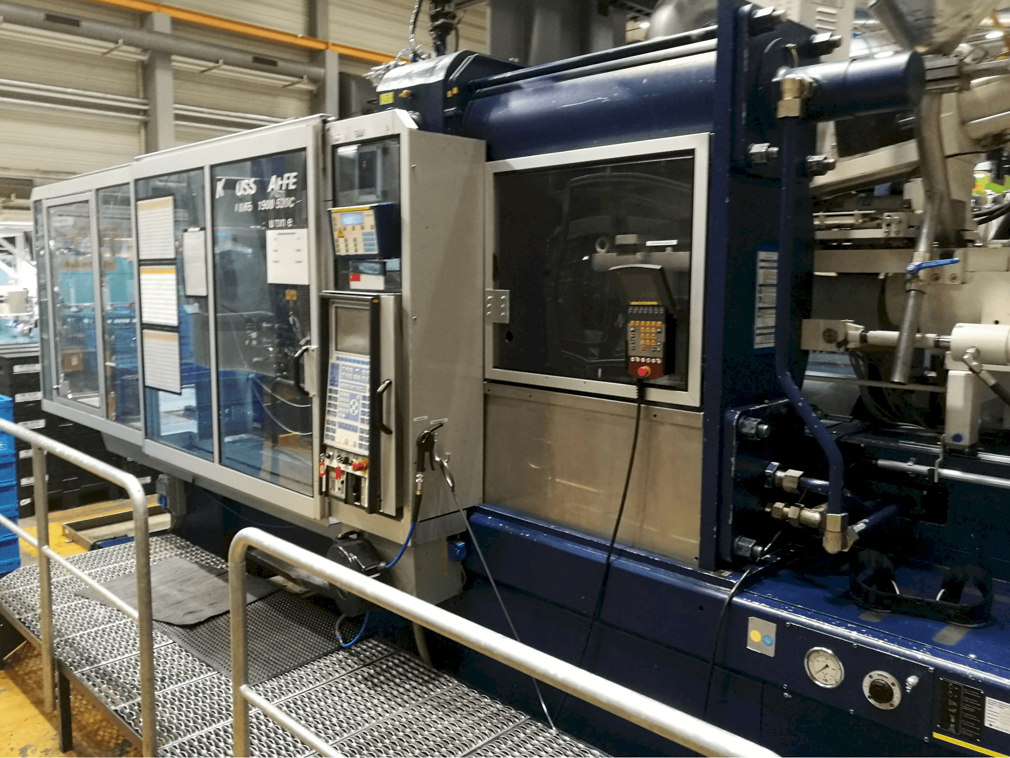 Rechte Ansicht der Krauss Maffei 650-1900-520 CZ Maschine