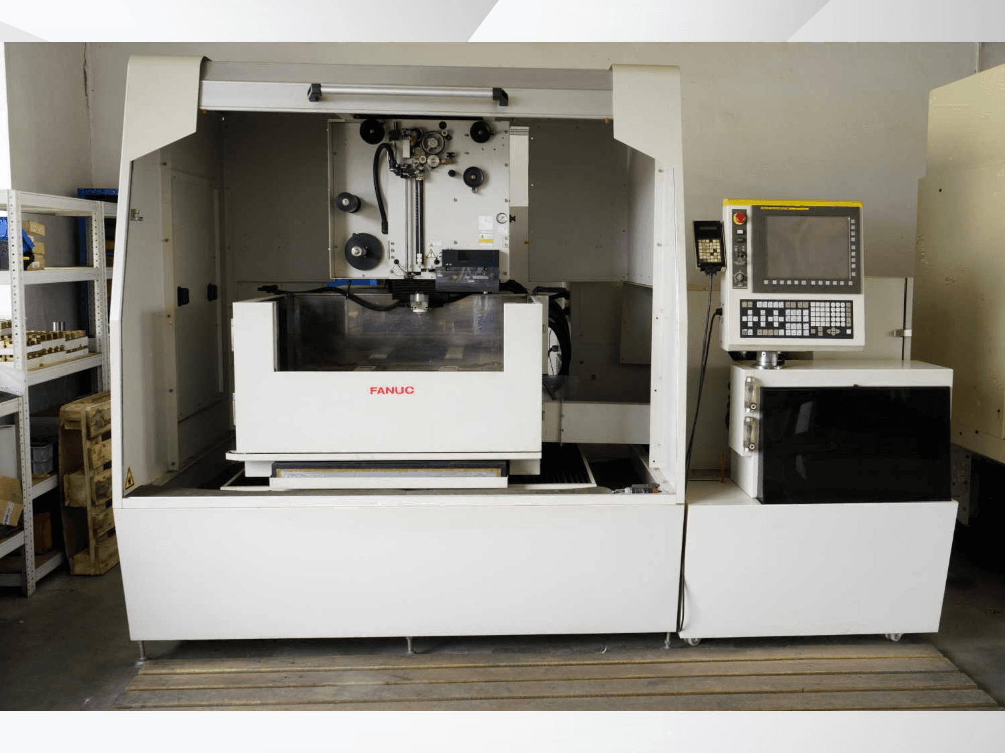 FANUC ROBOCUT alpha-1iD Drahterodiermaschine, Vorderansicht mit Blick auf das Bedienfeld und die Merkmale des Arbeitsbereichs.