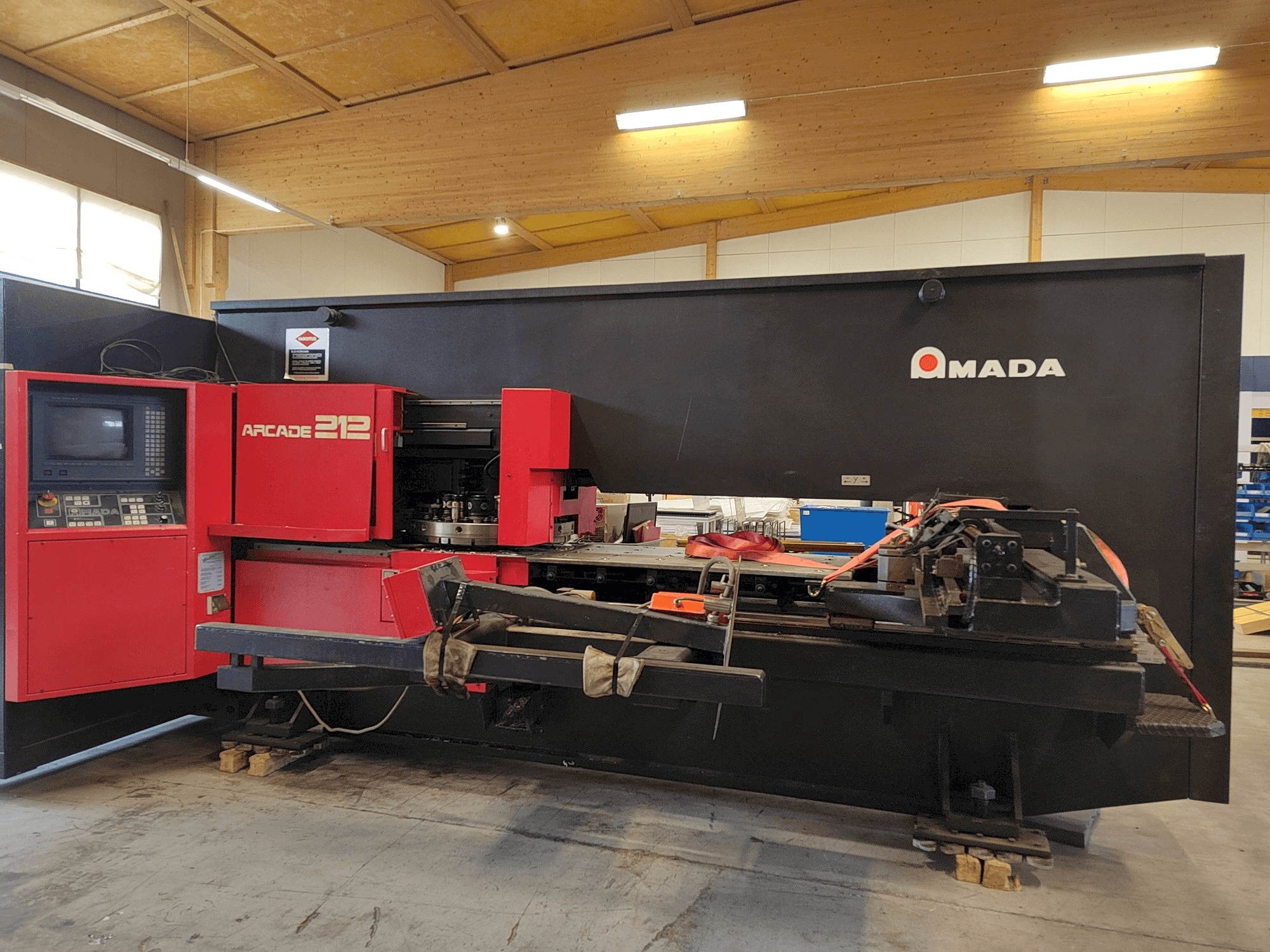 Frontansicht der AMADA Arcade 212 Maschine