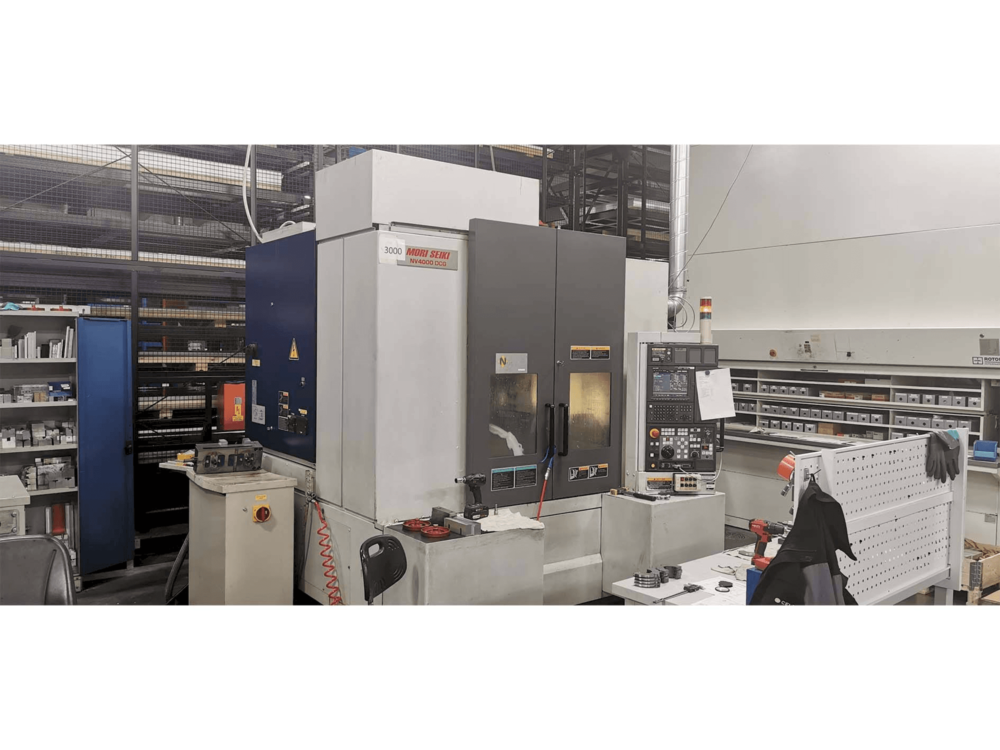 Frontansicht der MORI SEIKI NV4000 Maschine