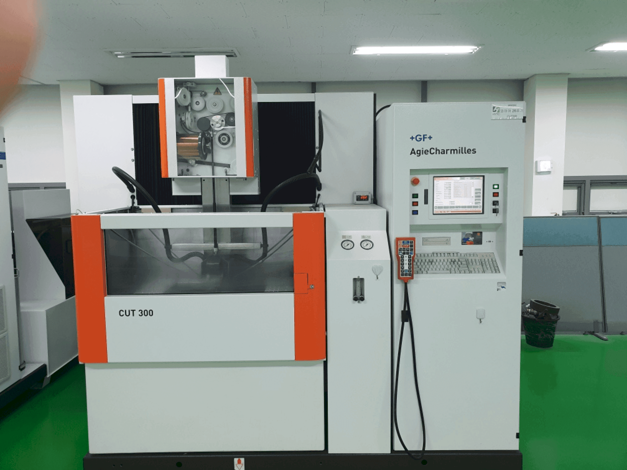 Frontansicht der AGIE CUT 300 Maschine