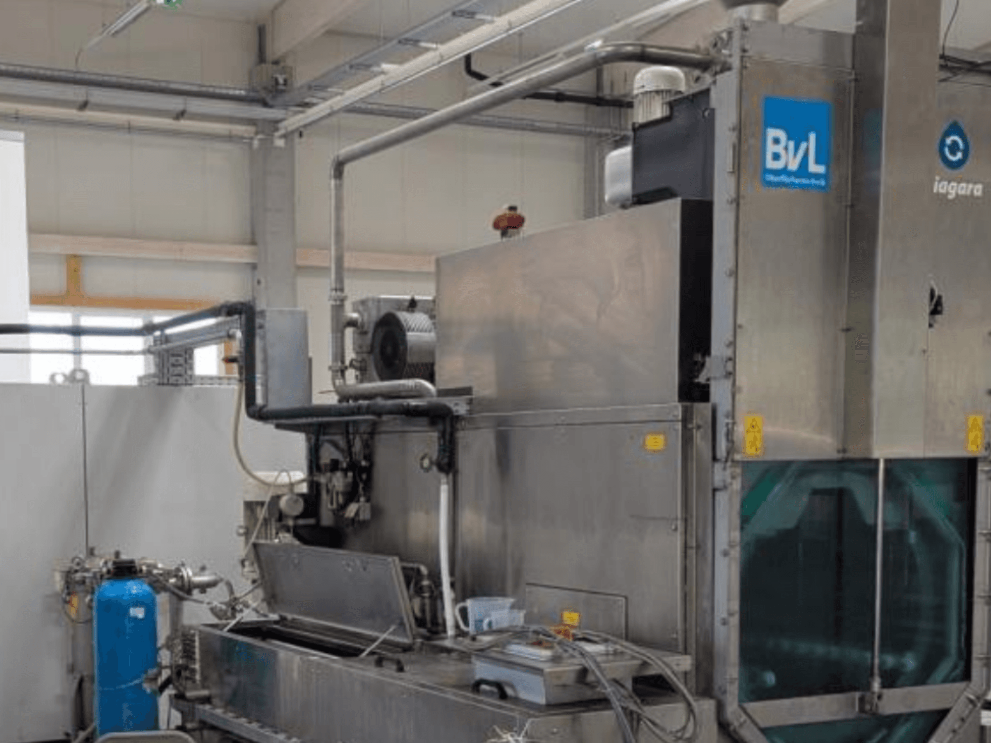 BvL Niagara DFS 800-2T-Werkzeugmaschine in einer Fabrikumgebung, Seitenansicht mit Metallkonstruktion und angeschlossenen Schläuchen.