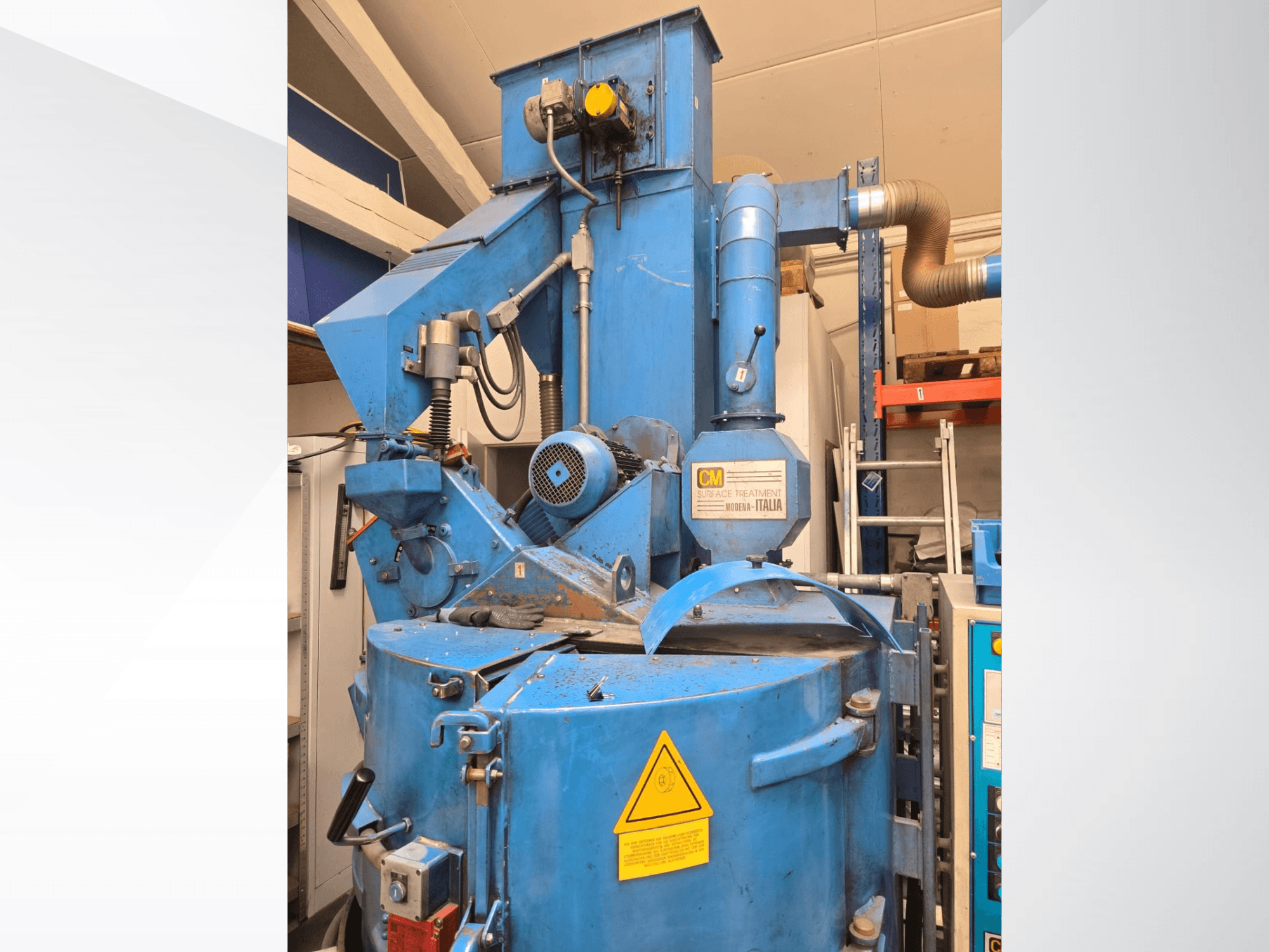 Werkzeugmaschine C.M. T-10 in Blau mit sichtbarem Motor, Rohrleitungen und Bedienfeld; Vorderansicht, die das Industriedesign hervorhebt.
