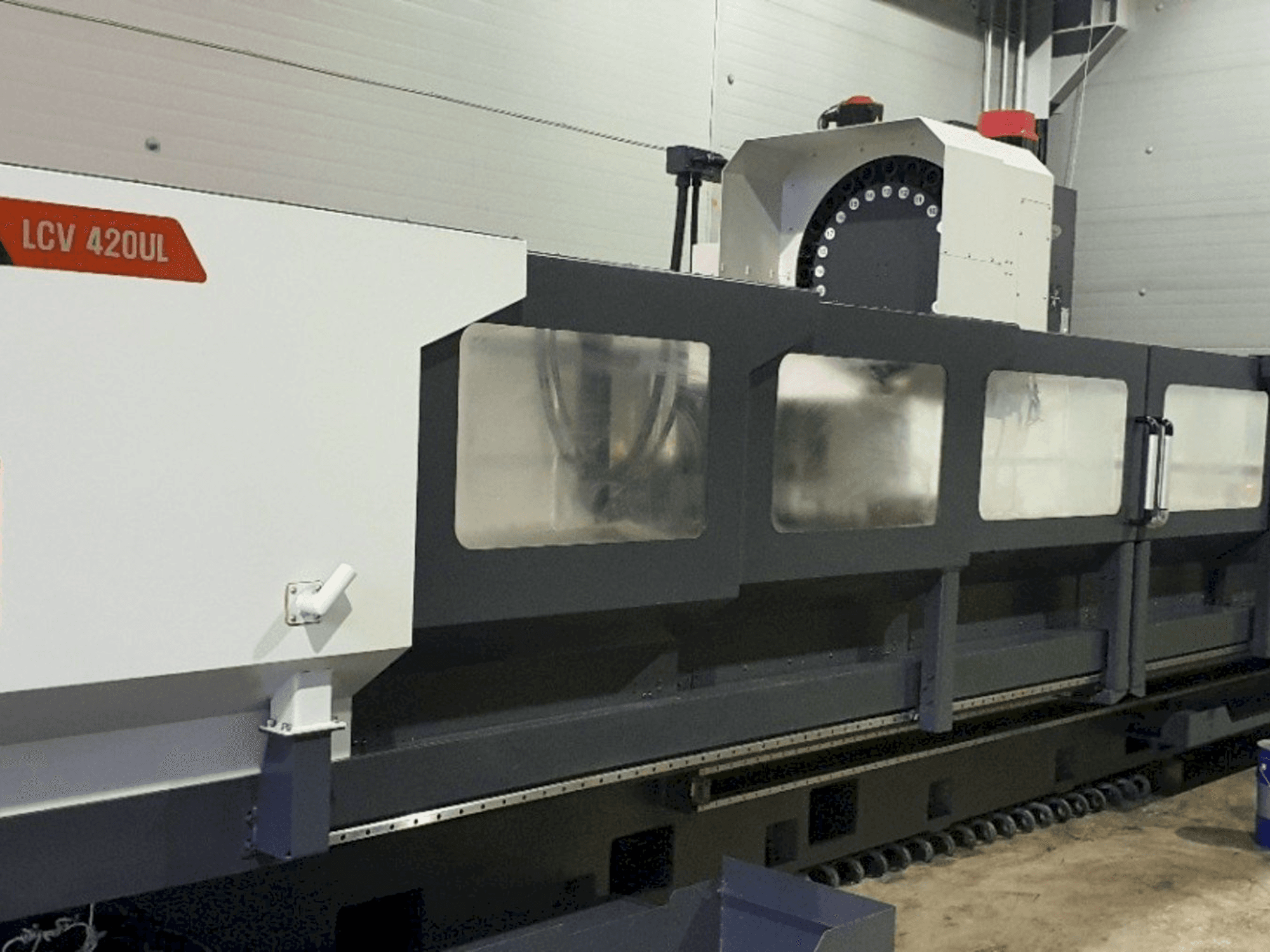 Frontansicht der SMEC LCV 420UL Maschine