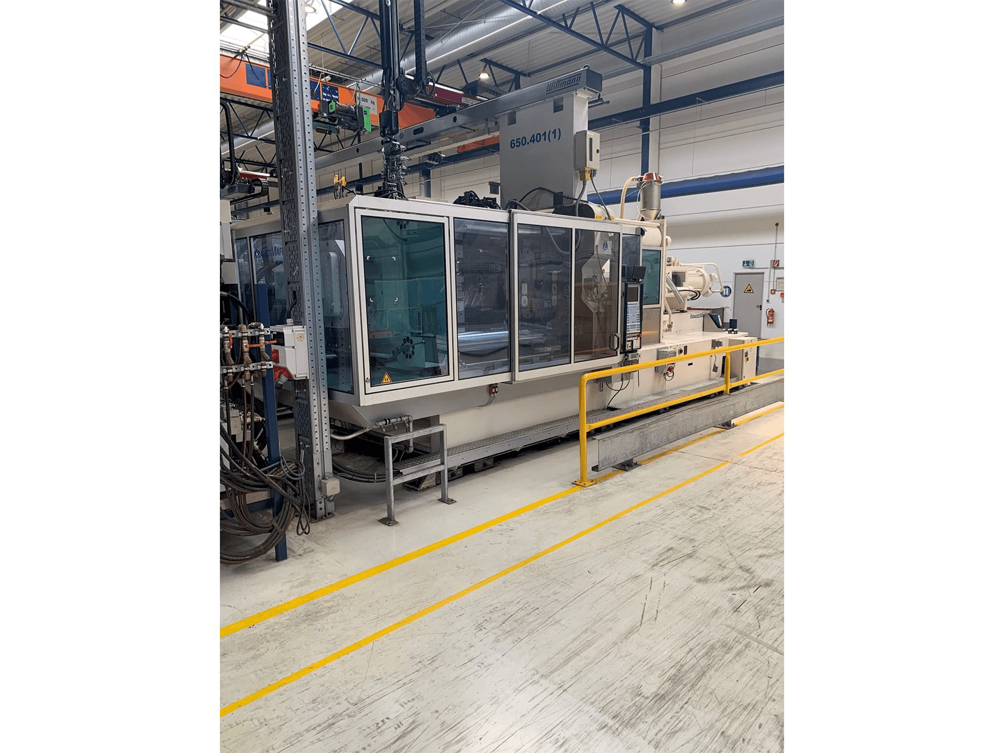 Frontansicht der Krauss Maffei 650-2700-520 CL Maschine