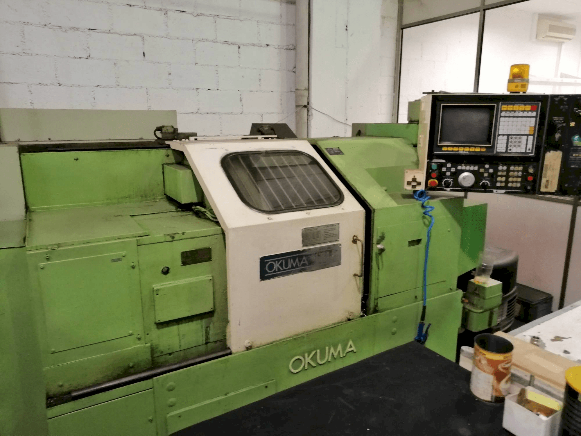 Frontansicht der Okuma LB15 Maschine