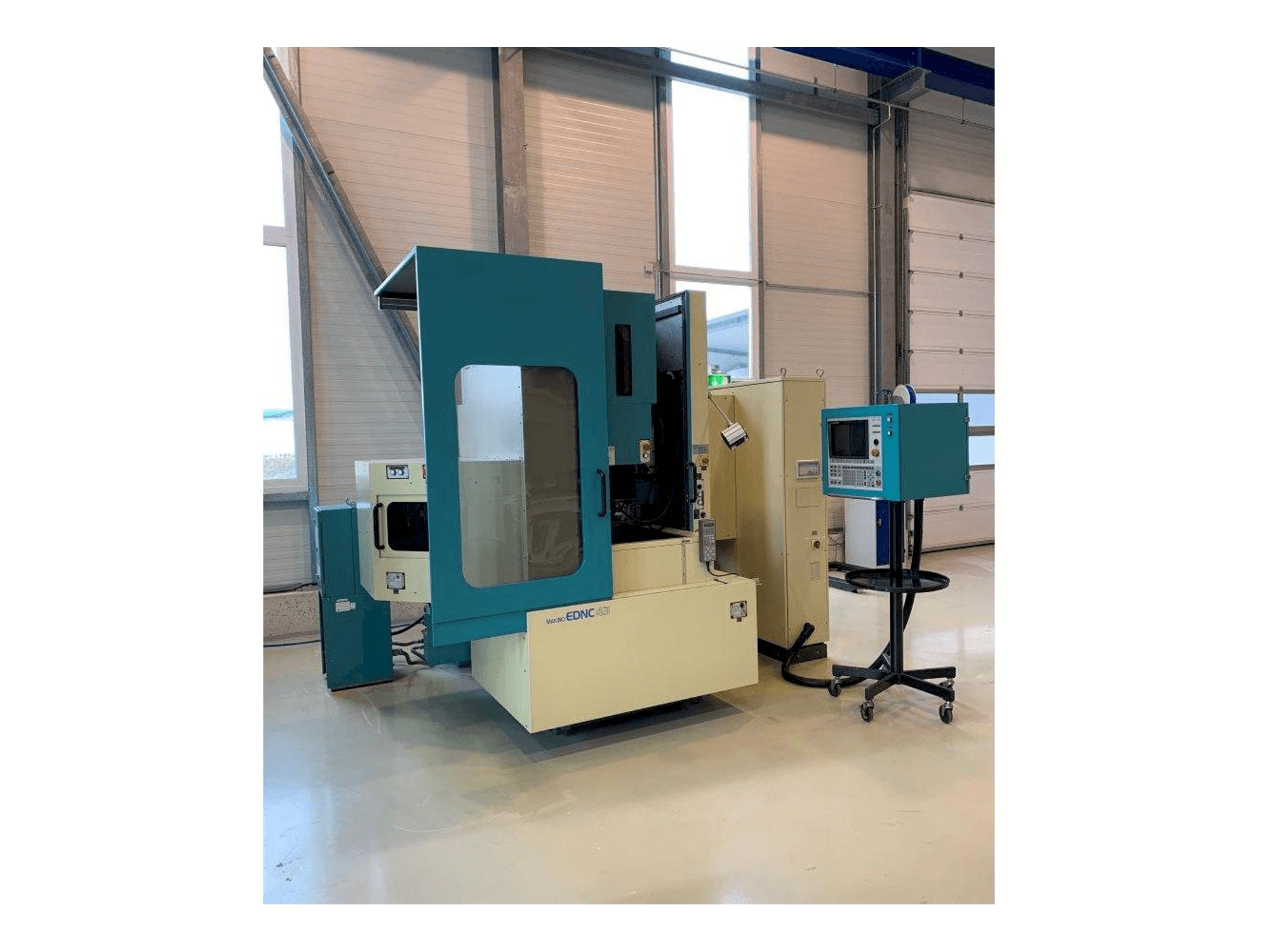 Frontansicht der Makino EDNC43 Maschine