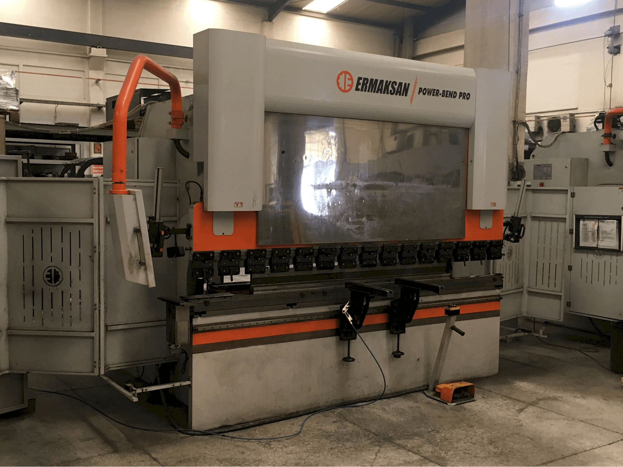 Linke Ansicht der ERMAKSAN POWER-BEND PRO 3100x135 Maschine