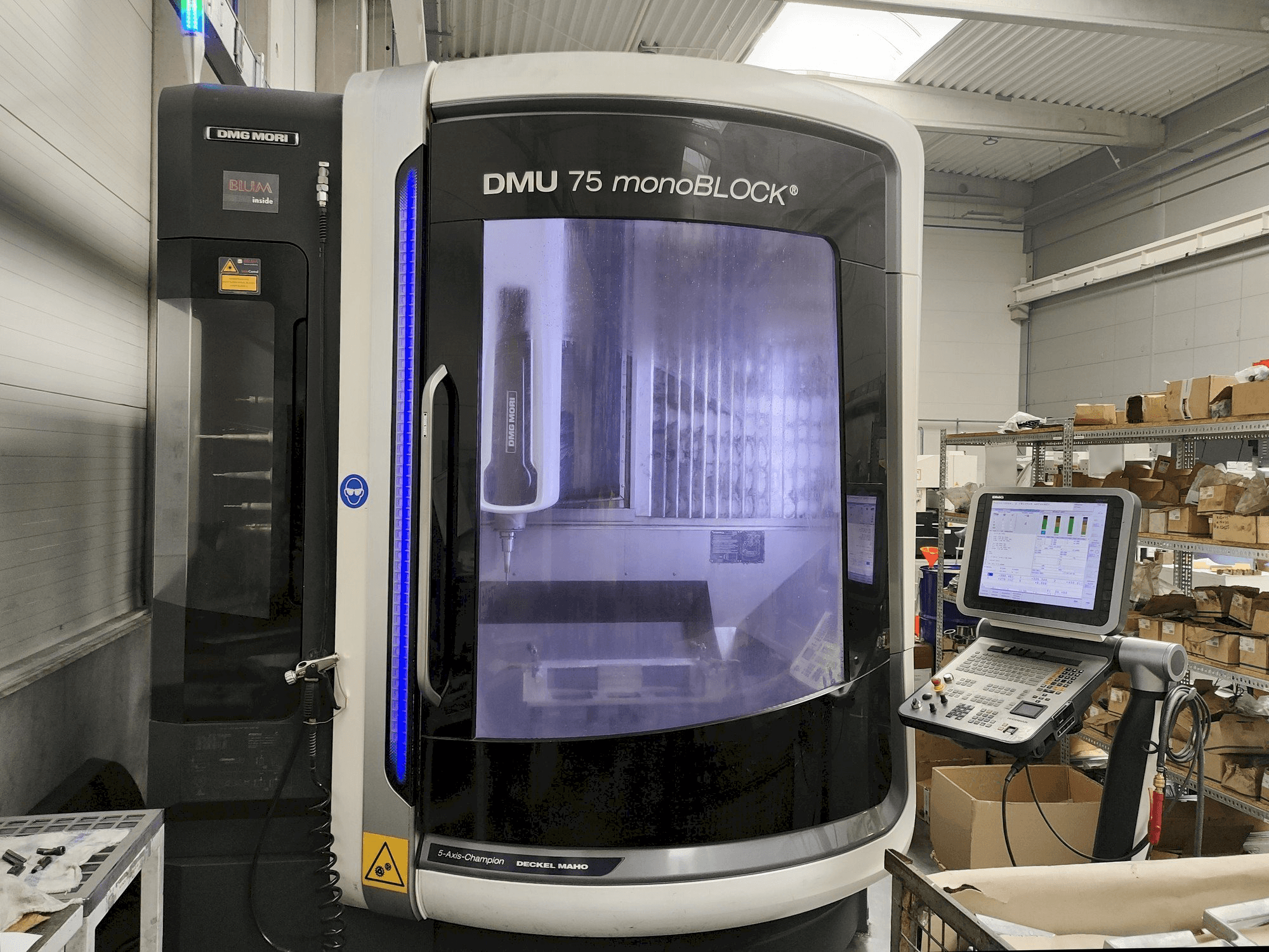 Frontansicht der DMG MORI DMU 75 monoBLOCK Maschine