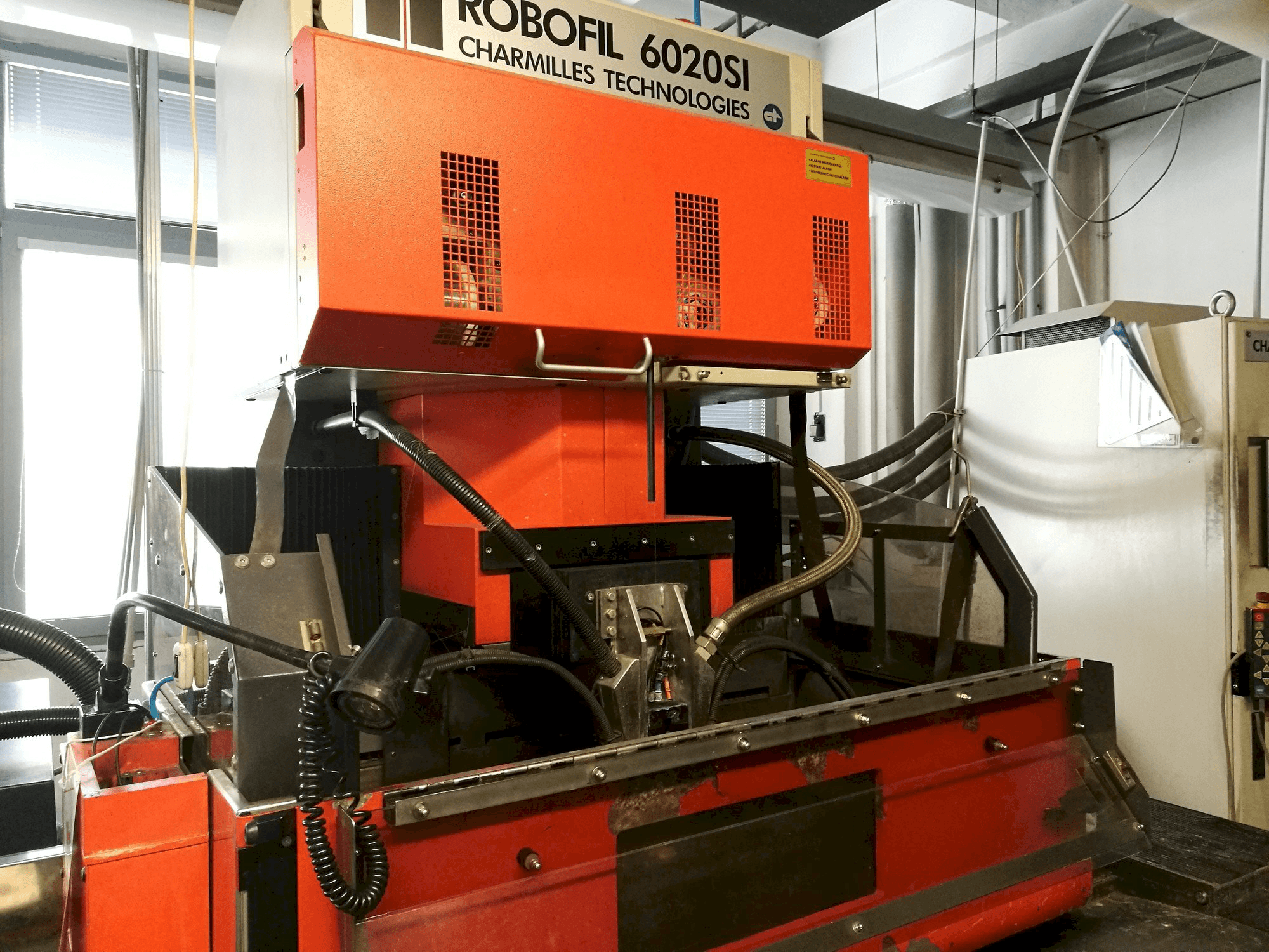 Frontansicht der CHARMILLES Robofil 6020 SI Maschine