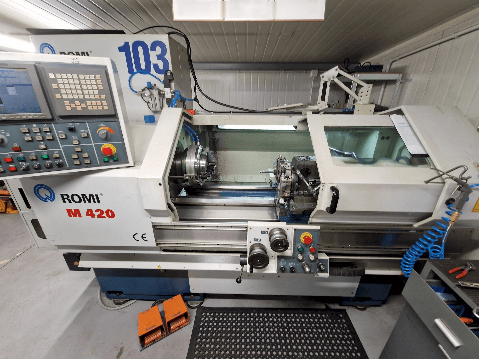 Frontansicht der Romi M 420 Maschine