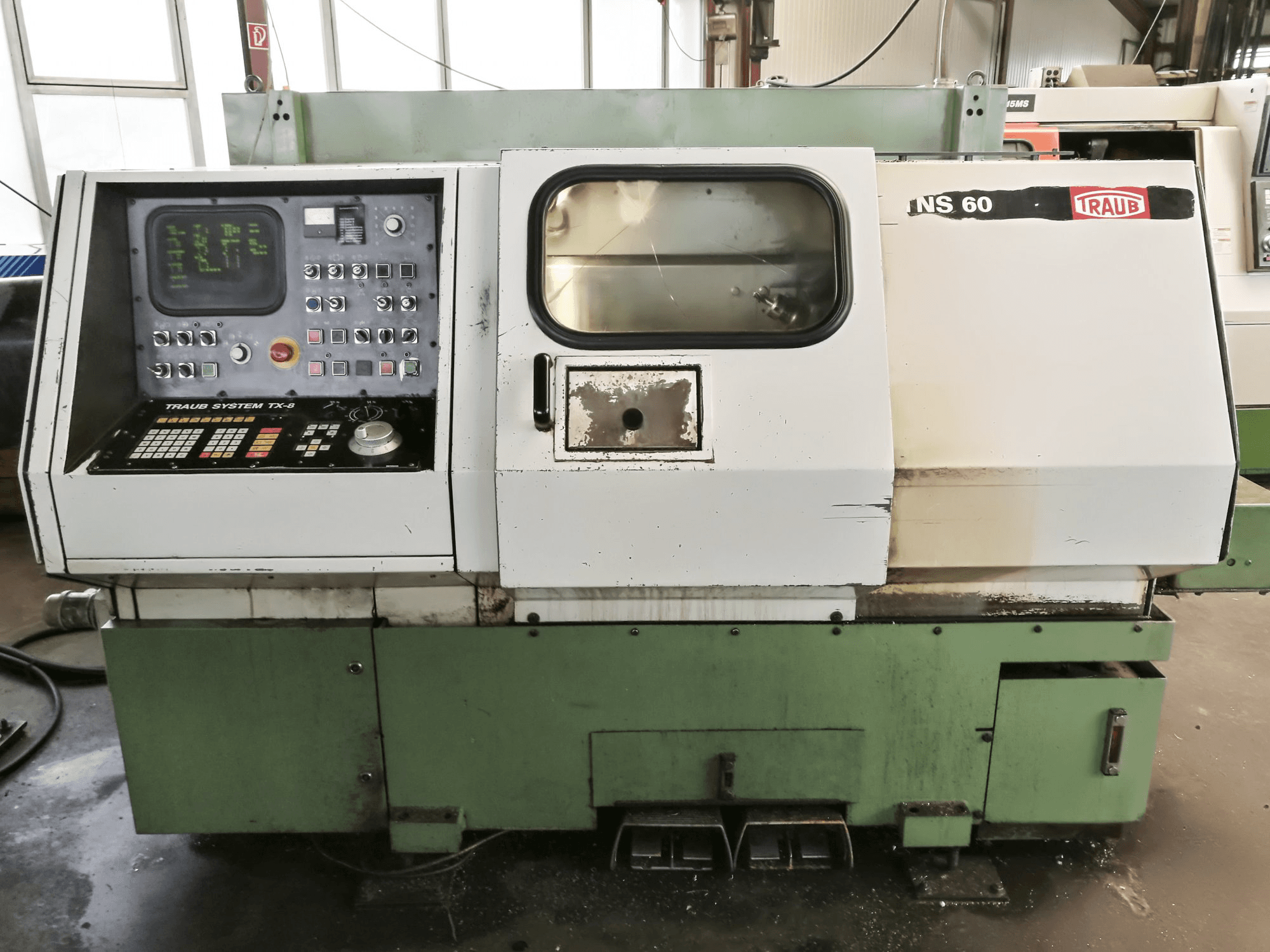 Frontansicht der TRAUB TNS 60 Maschine