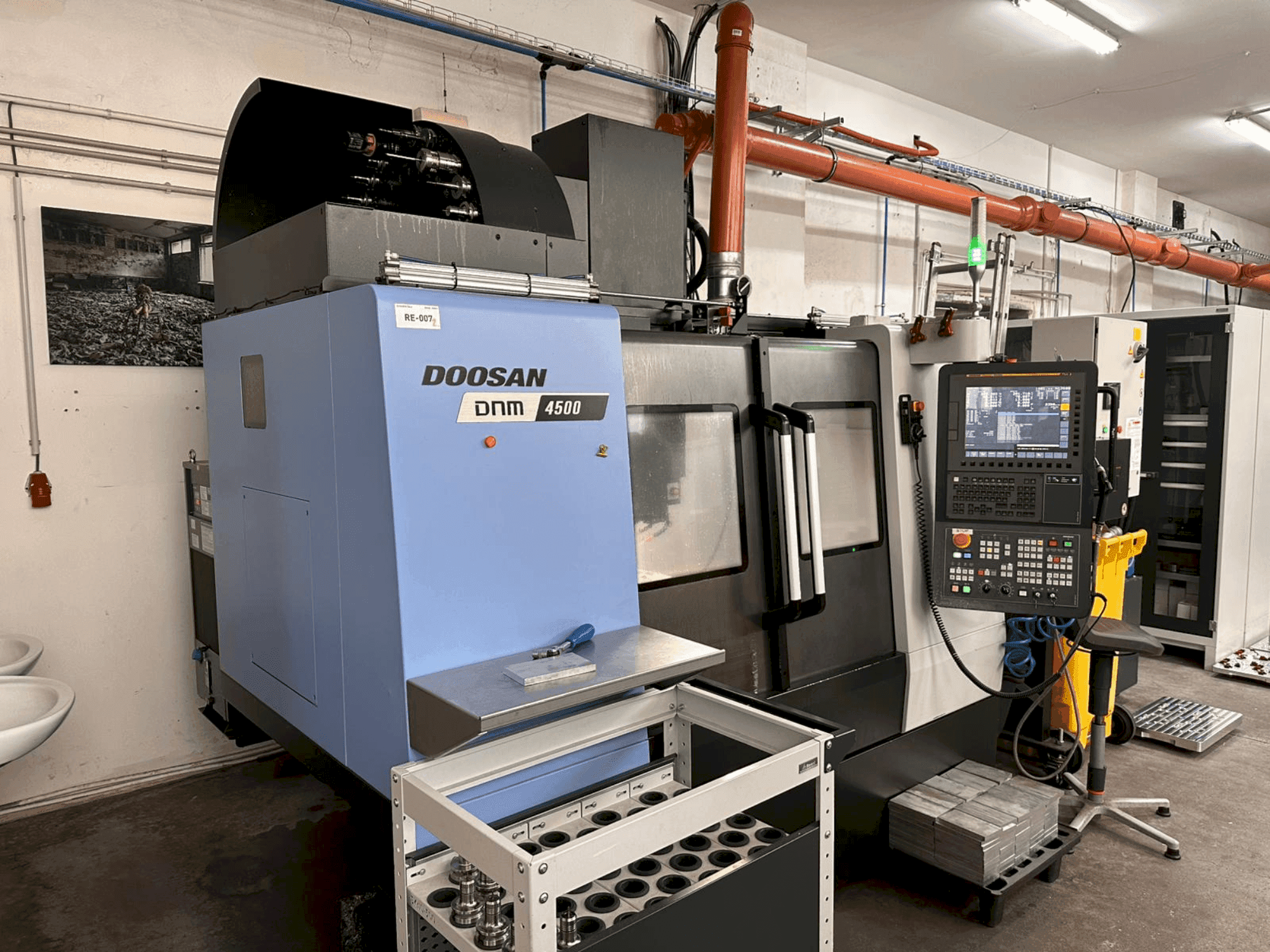 Frontansicht der DOOSAN DNM 4500 Maschine