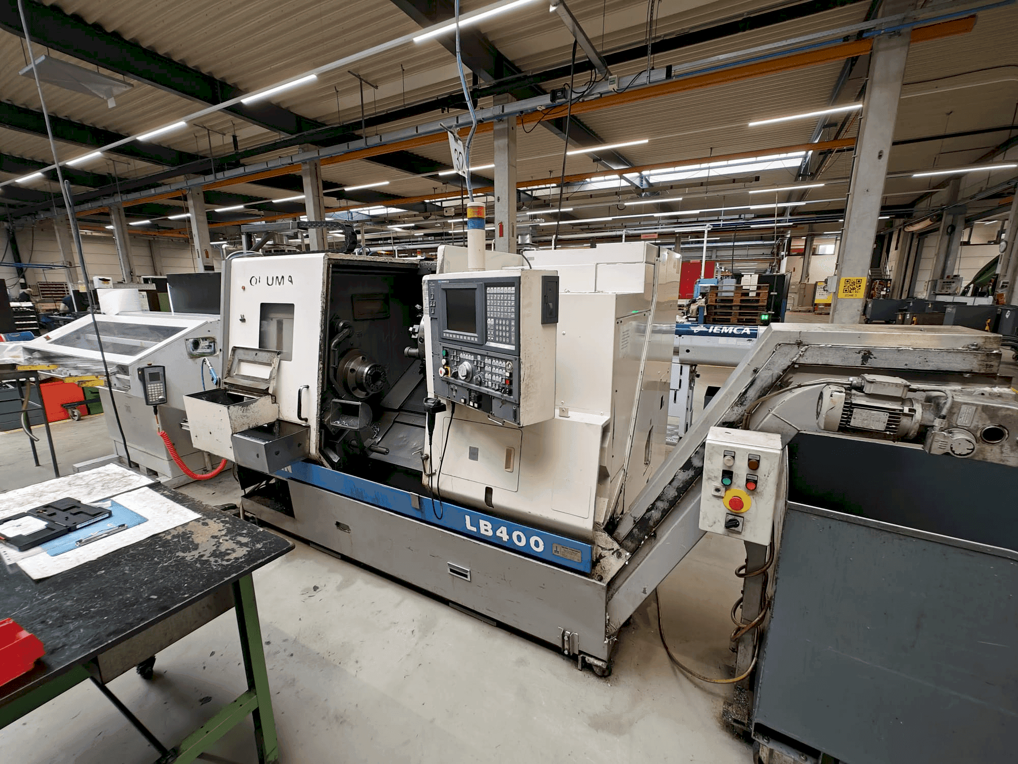 Frontansicht der Okuma LB400 Maschine