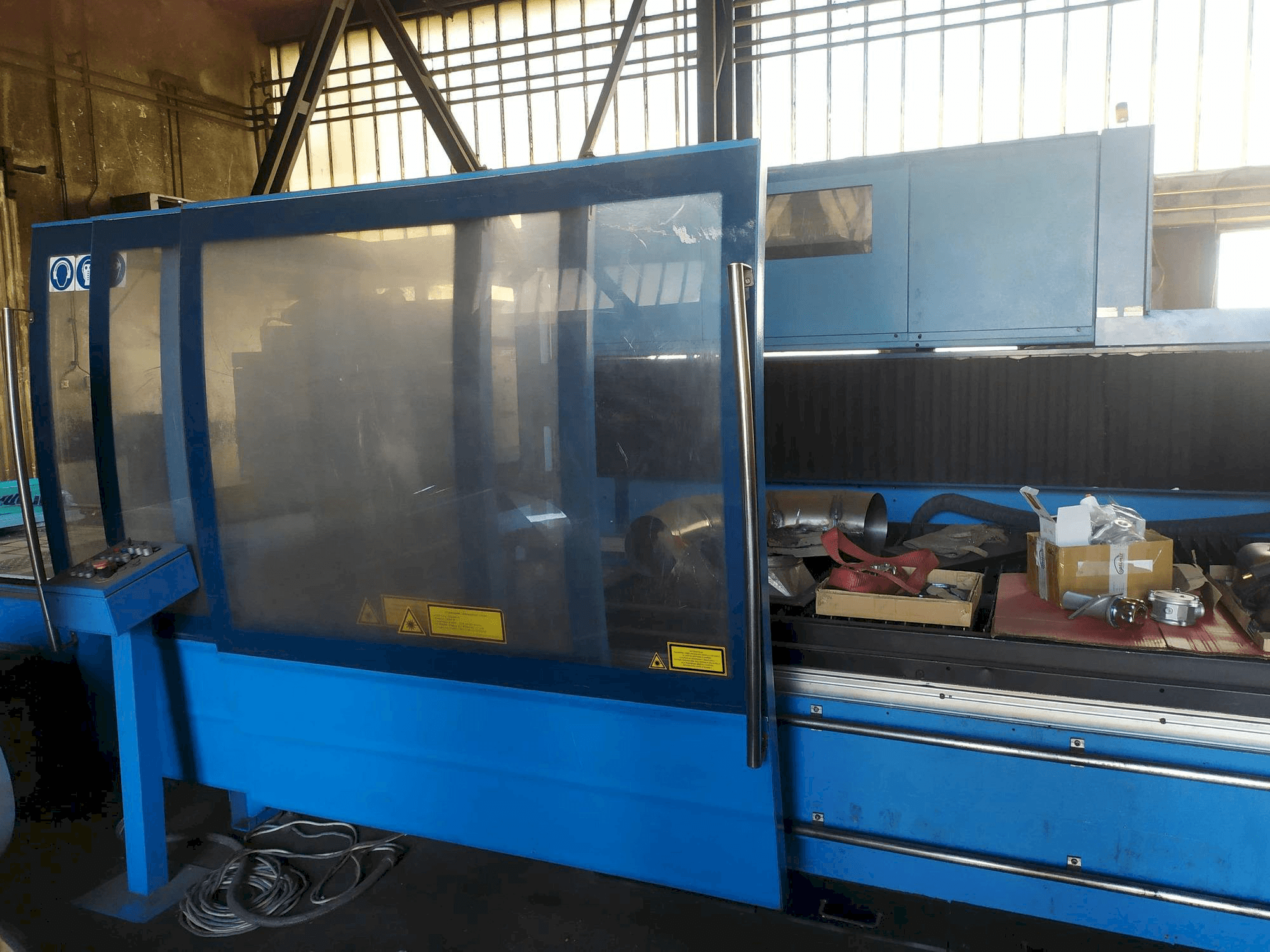 Frontansicht der Prima Industrie Platino 1530HS Maschine