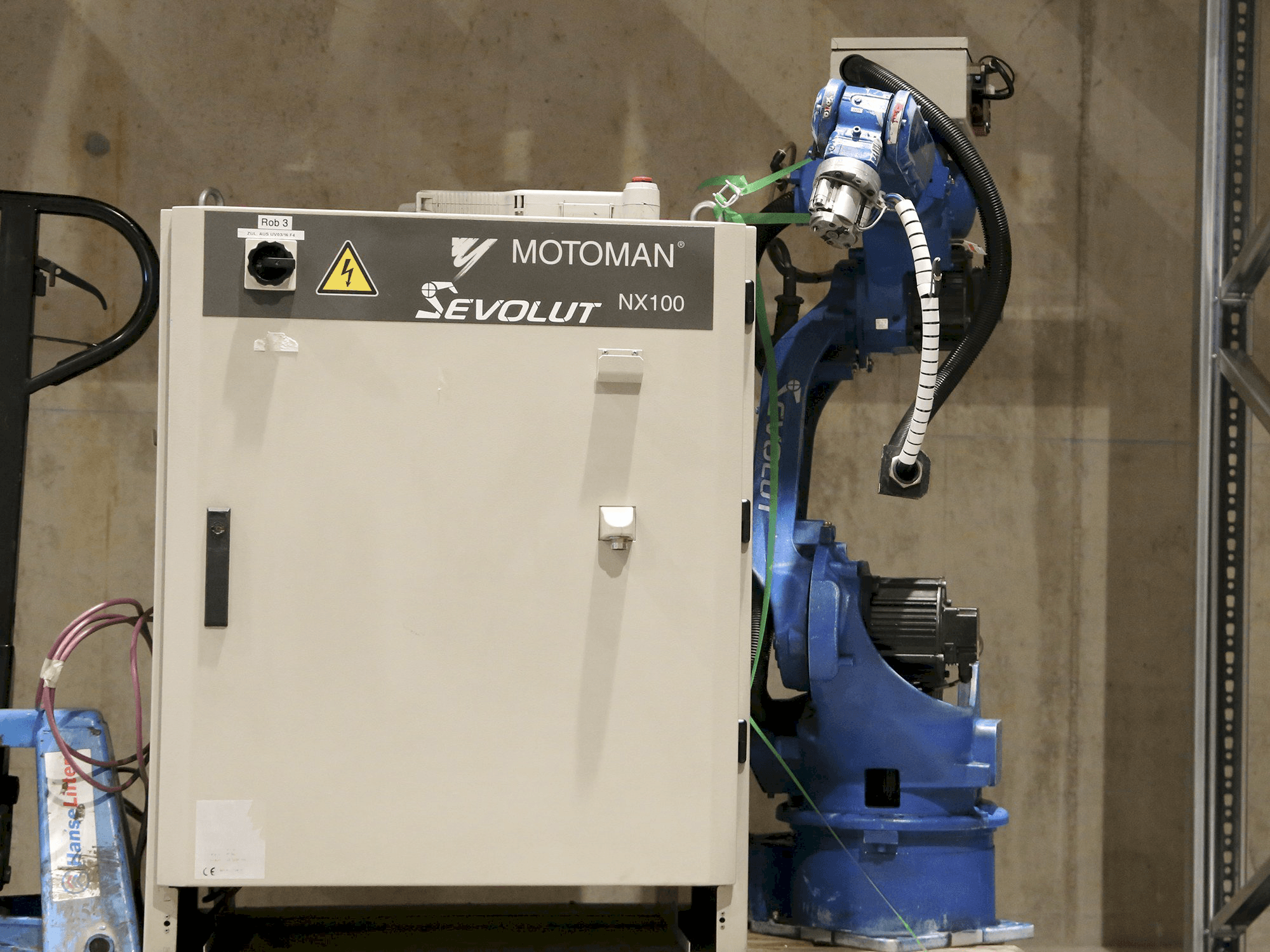 Frontansicht der Yaskawa Motoman HP6 Maschine