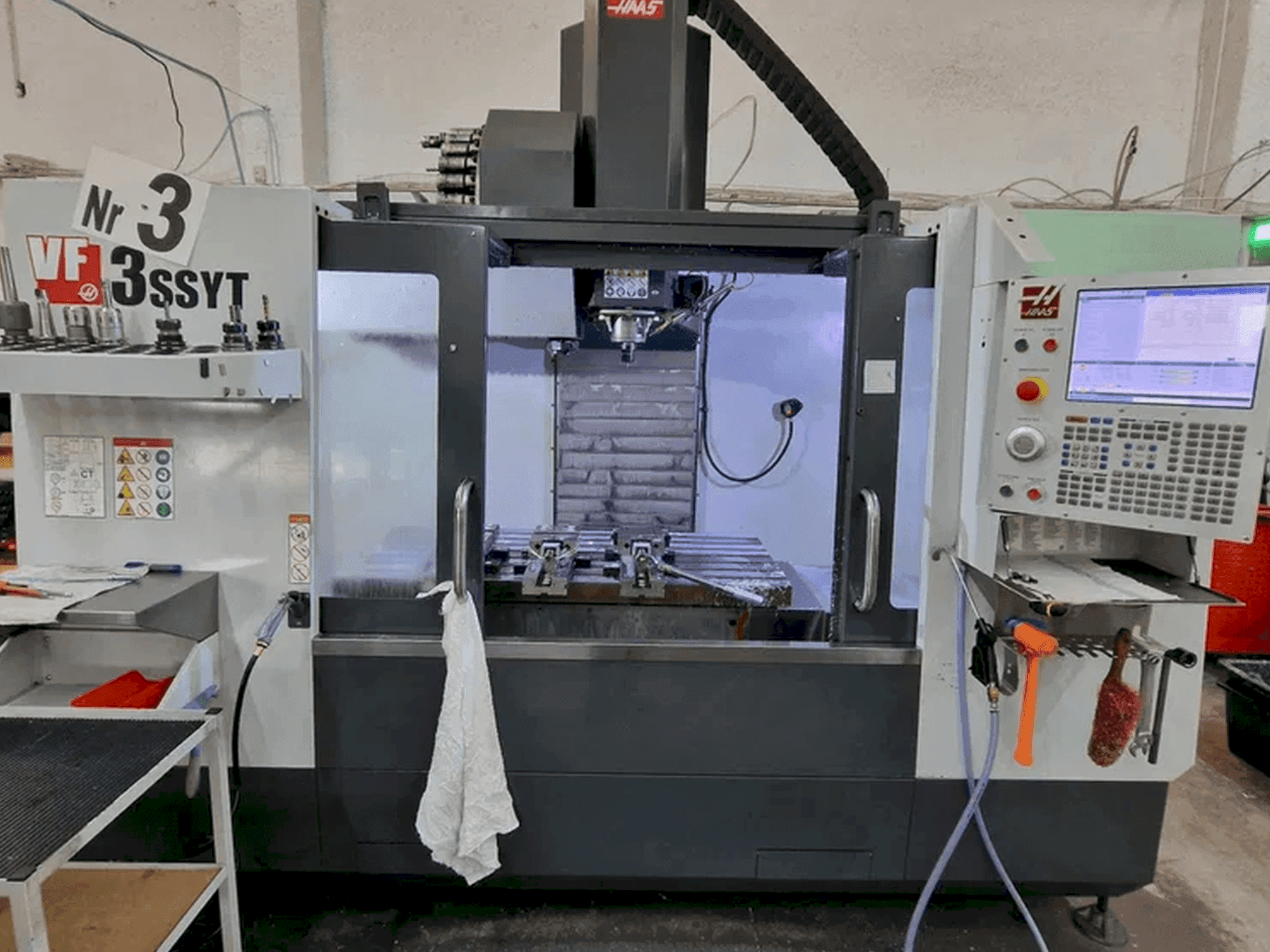Frontansicht der HAAS VF-3 SSYT Maschine