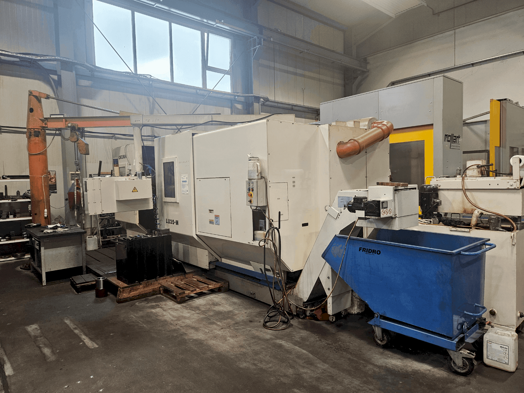 Frontansicht der Okuma LU 35-M Maschine