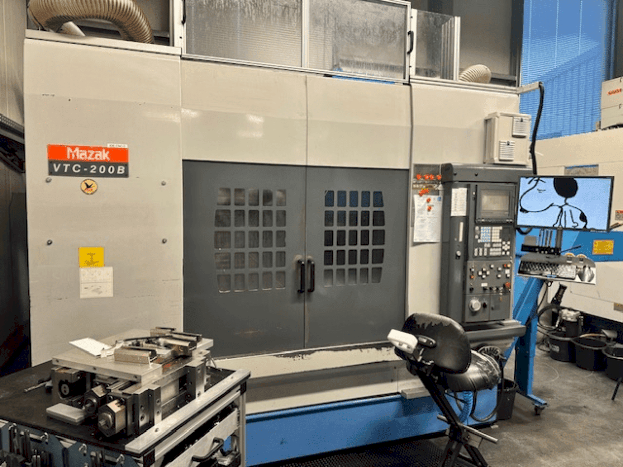 Frontansicht der Mazak VTV-200B Maschine