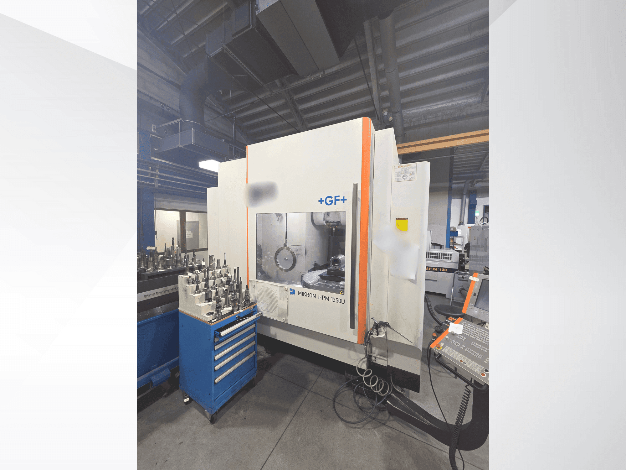 Frontansicht der +GF+ MIKRON HPM 1350U Maschine