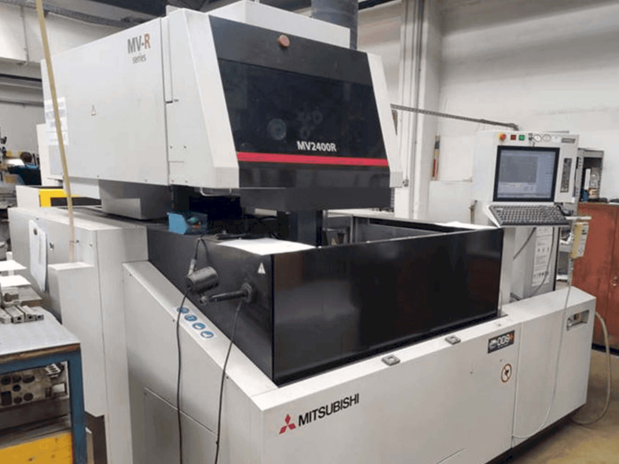 Frontansicht der Mitsubishi Electric MV2400R Maschine