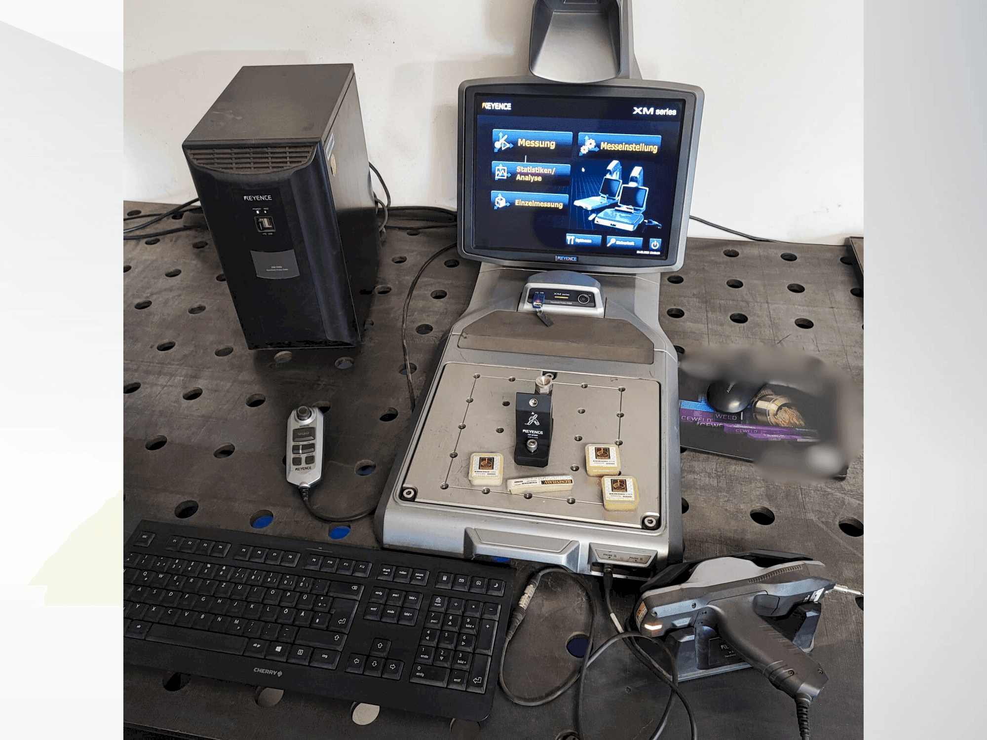 Frontansicht der KEYENCE XM-1000 Maschine